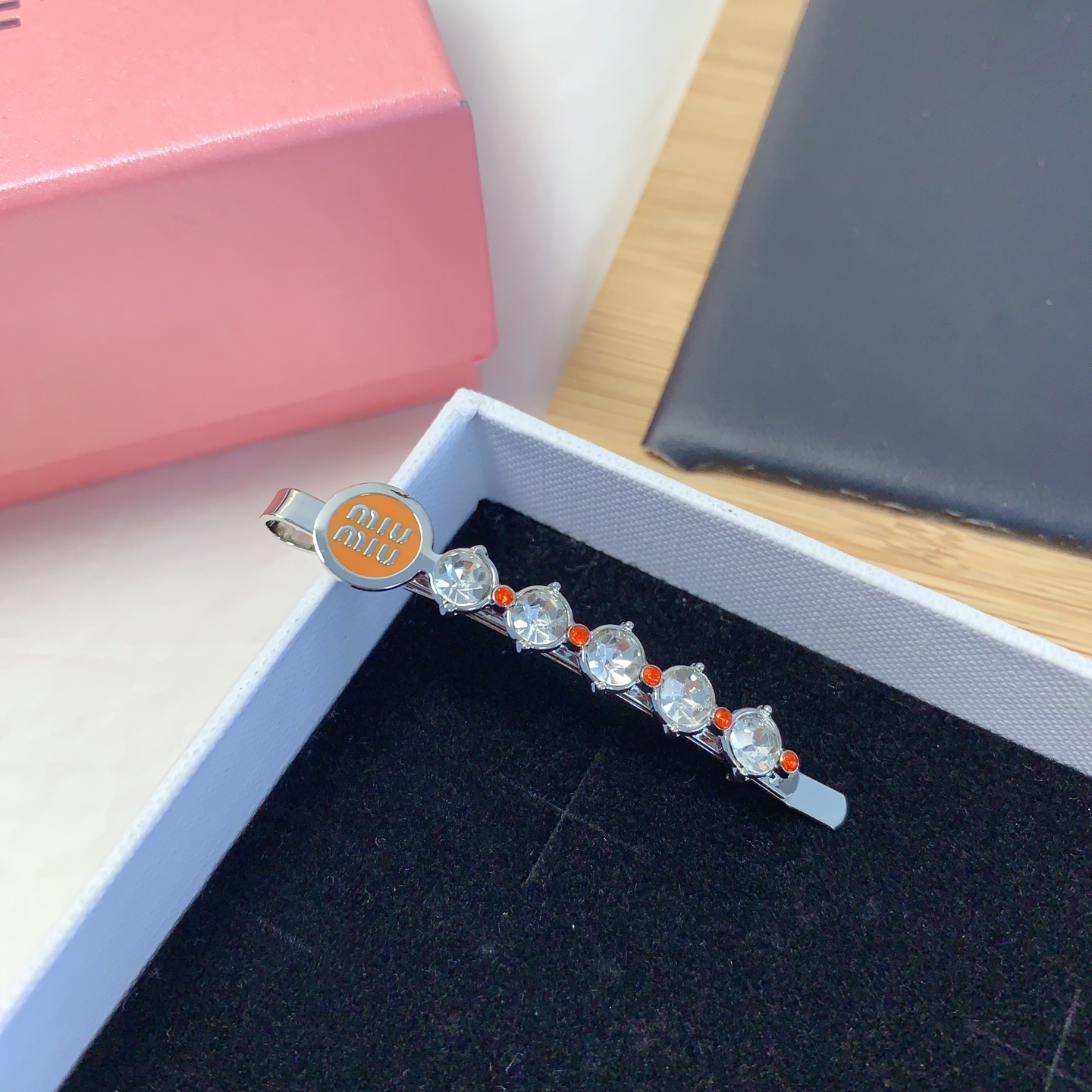  miumiu缪缪
miumiu发夹
捷克钻字母一字夹发夹压夹气质百搭小仙女必入单品 宝藏款 闭眼入🥰推