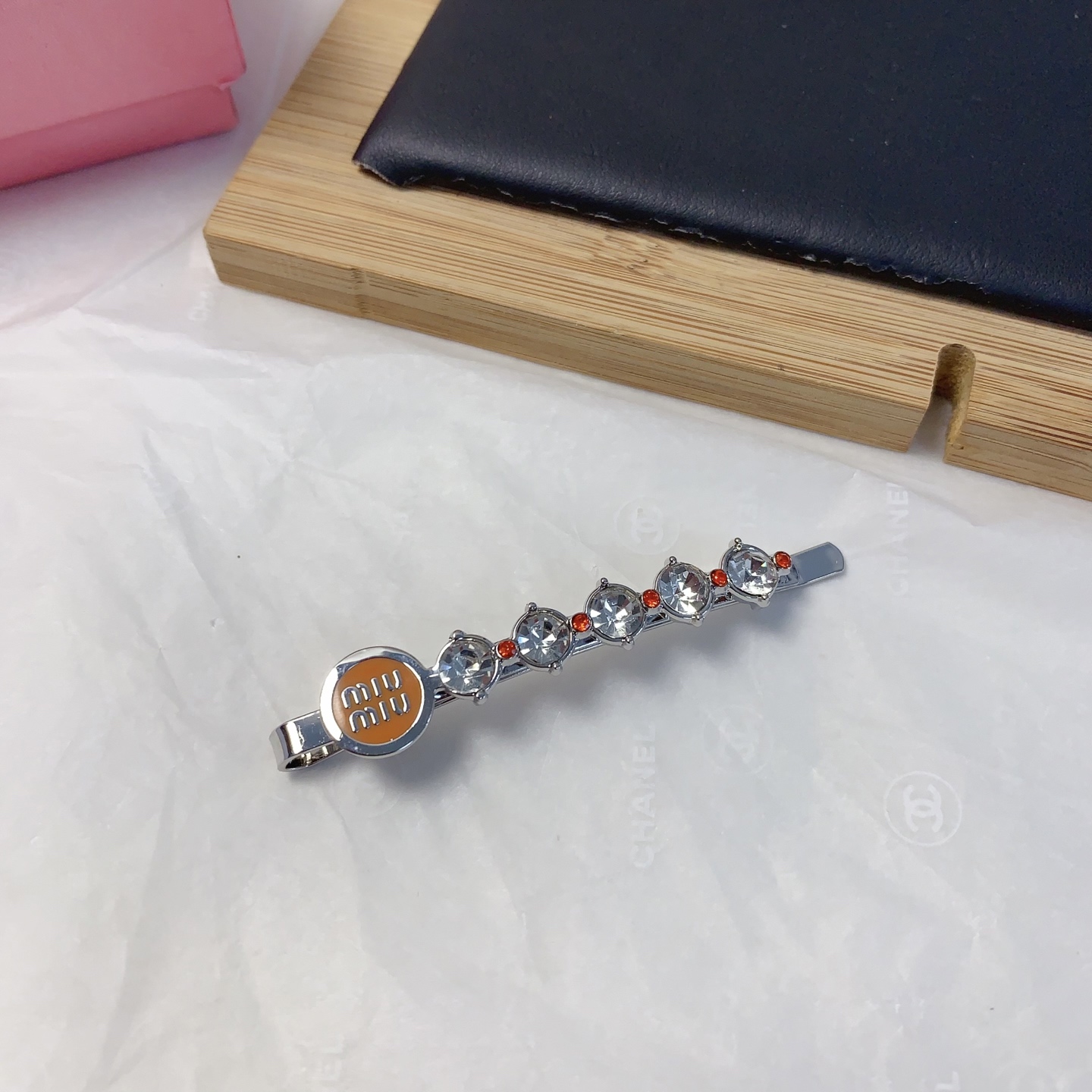  miumiu缪缪
miumiu发夹
捷克钻字母一字夹发夹压夹气质百搭小仙女必入单品 宝藏款 闭眼入🥰推