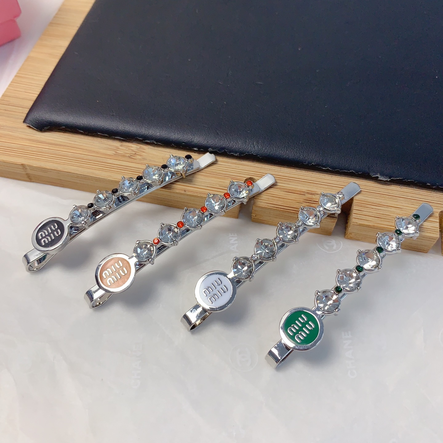  miumiu缪缪
miumiu发夹
捷克钻字母一字夹发夹压夹气质百搭小仙女必入单品 宝藏款 闭眼入🥰推