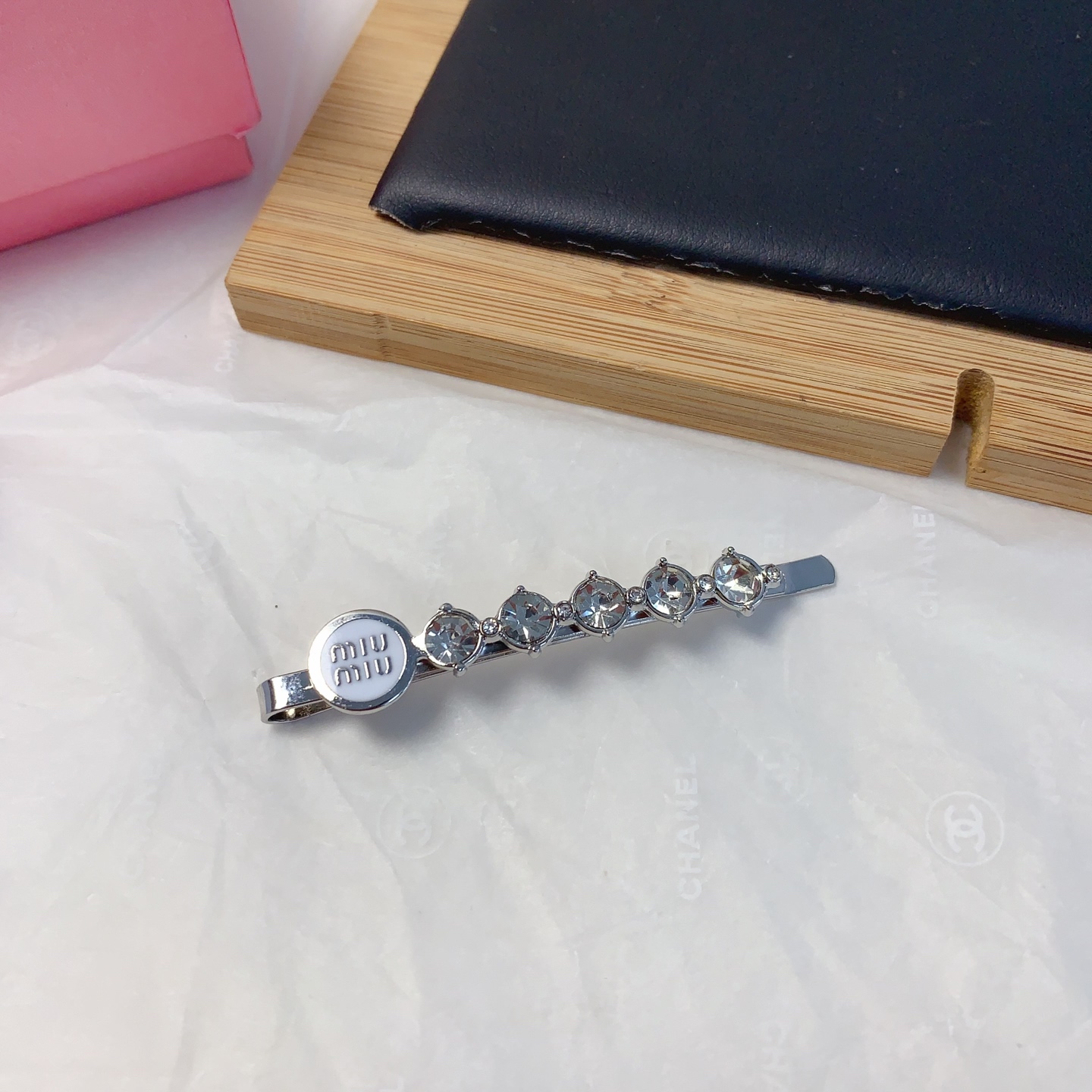  miumiu缪缪
miumiu发夹
捷克钻字母一字夹发夹压夹气质百搭小仙女必入单品 宝藏款 闭眼入🥰推