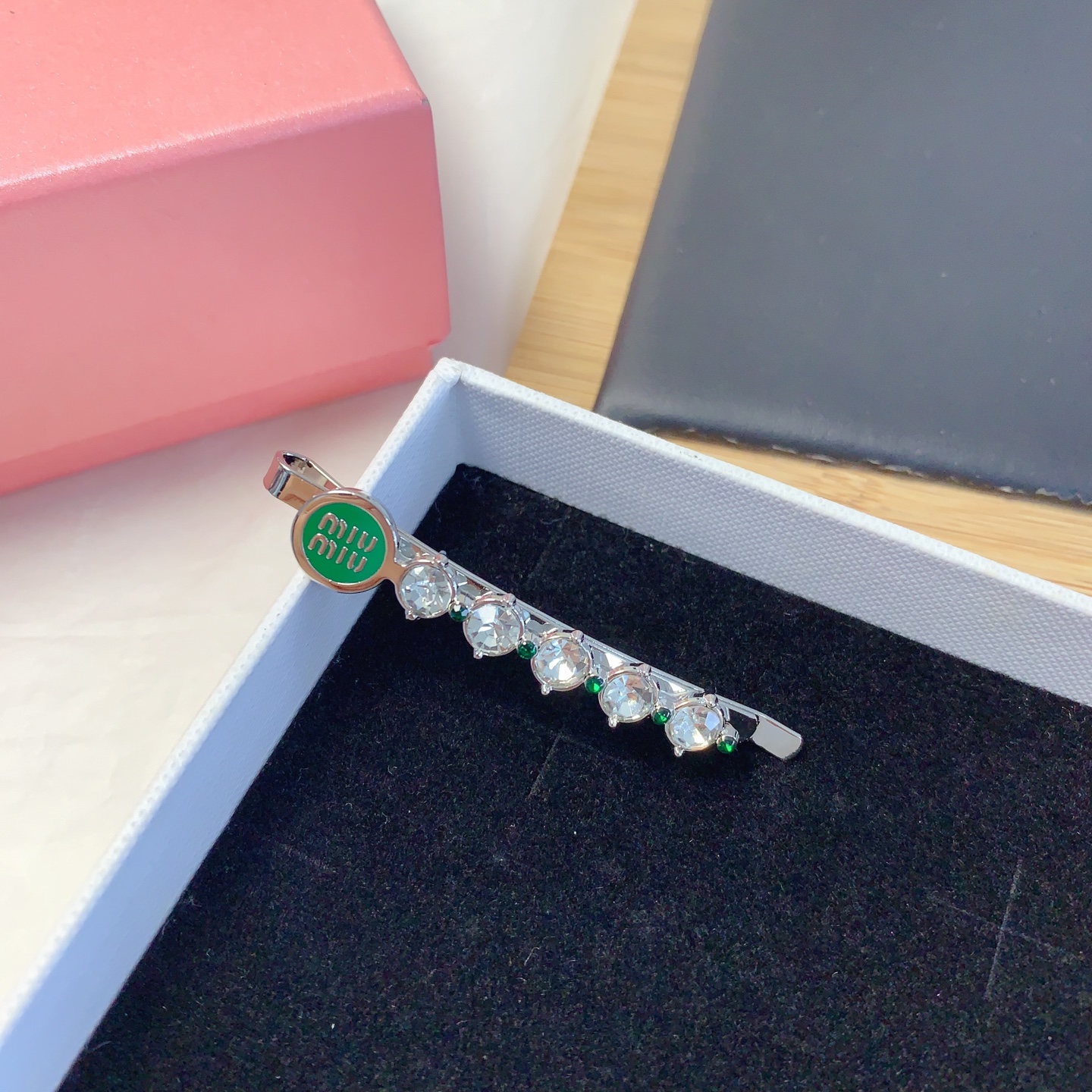  miumiu缪缪
miumiu发夹
捷克钻字母一字夹发夹压夹气质百搭小仙女必入单品 宝藏款 闭眼入🥰推