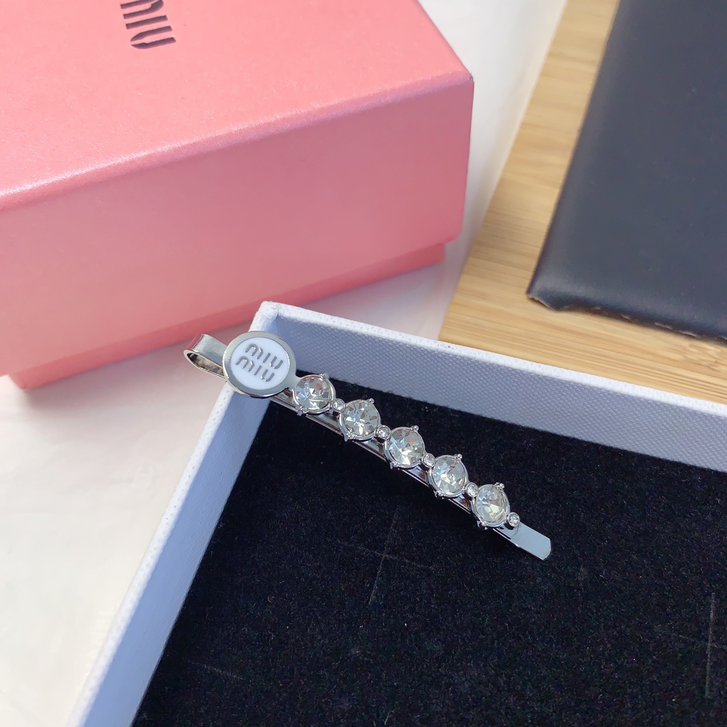  miumiu缪缪
miumiu发夹
捷克钻字母一字夹发夹压夹气质百搭小仙女必入单品 宝藏款 闭眼入🥰推