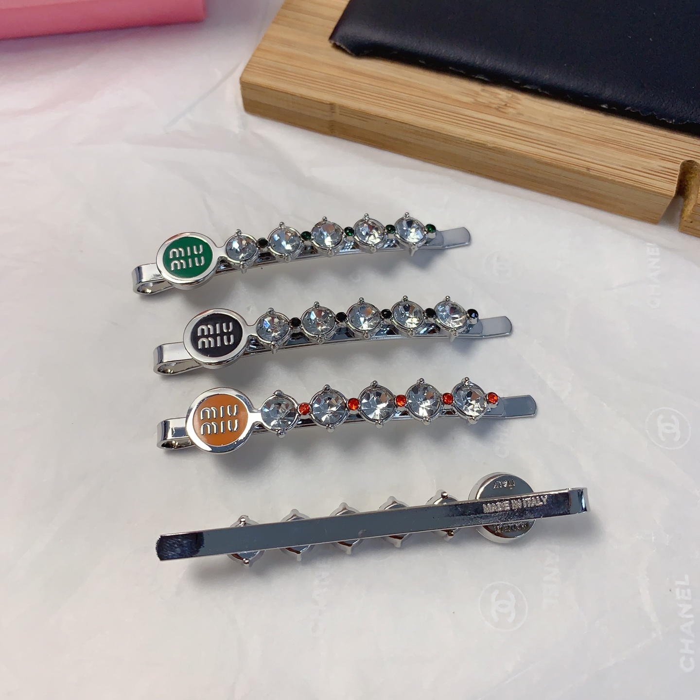  miumiu缪缪
miumiu发夹
捷克钻字母一字夹发夹压夹气质百搭小仙女必入单品 宝藏款 闭眼入🥰推