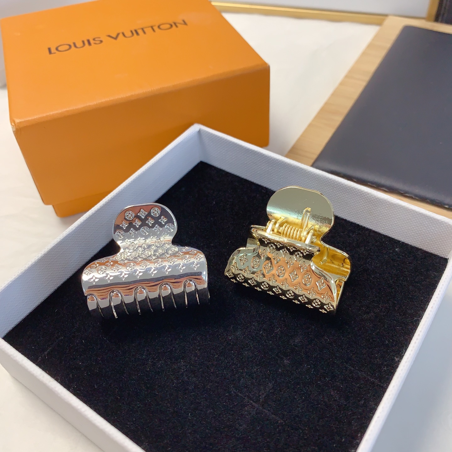  LV路易威登
驴牌发夹
🔥老花字母小抓夹气质百搭小仙女必入单品 宝藏款 闭眼入🥰推荐款（单个）