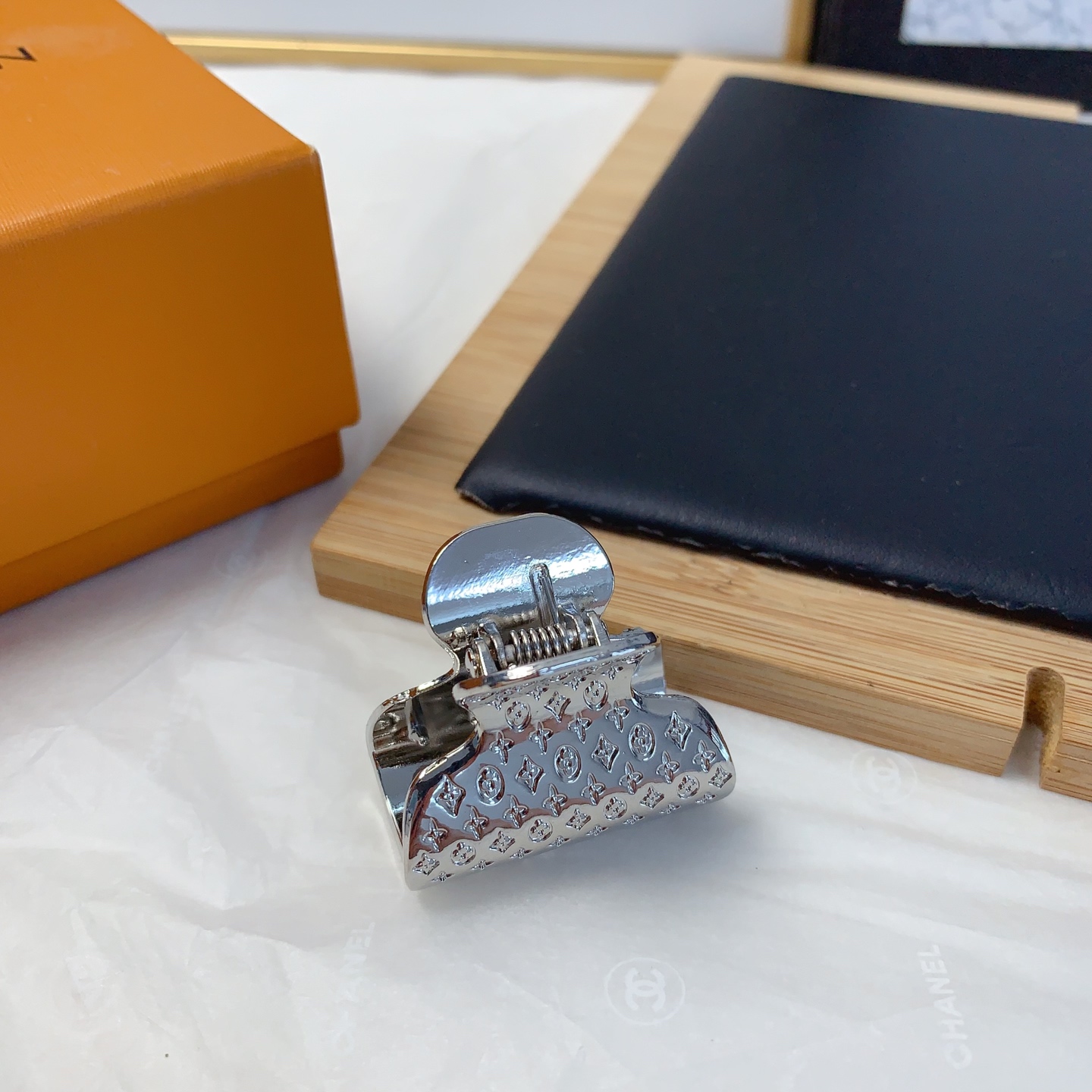  LV路易威登
驴牌发夹
🔥老花字母小抓夹气质百搭小仙女必入单品 宝藏款 闭眼入🥰推荐款（单个）