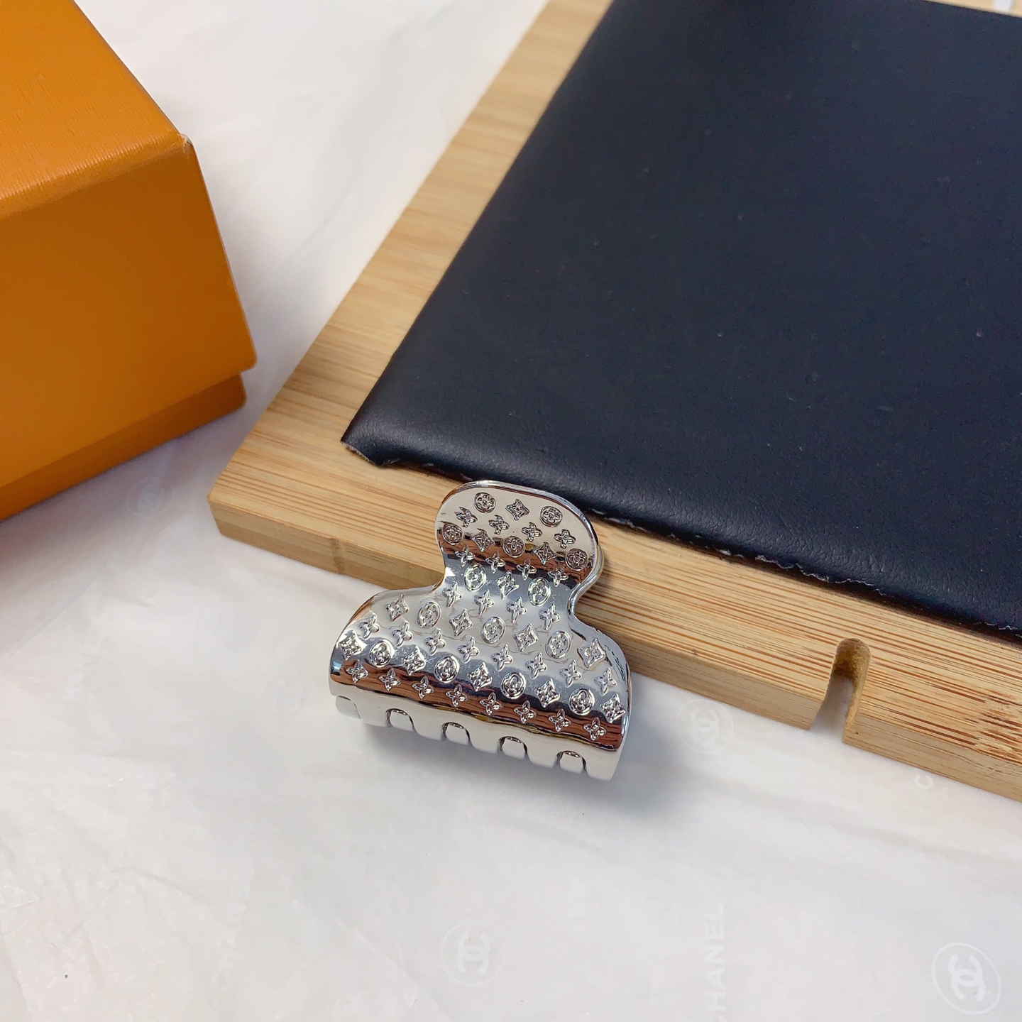  LV路易威登
驴牌发夹
🔥老花字母小抓夹气质百搭小仙女必入单品 宝藏款 闭眼入🥰推荐款（单个）