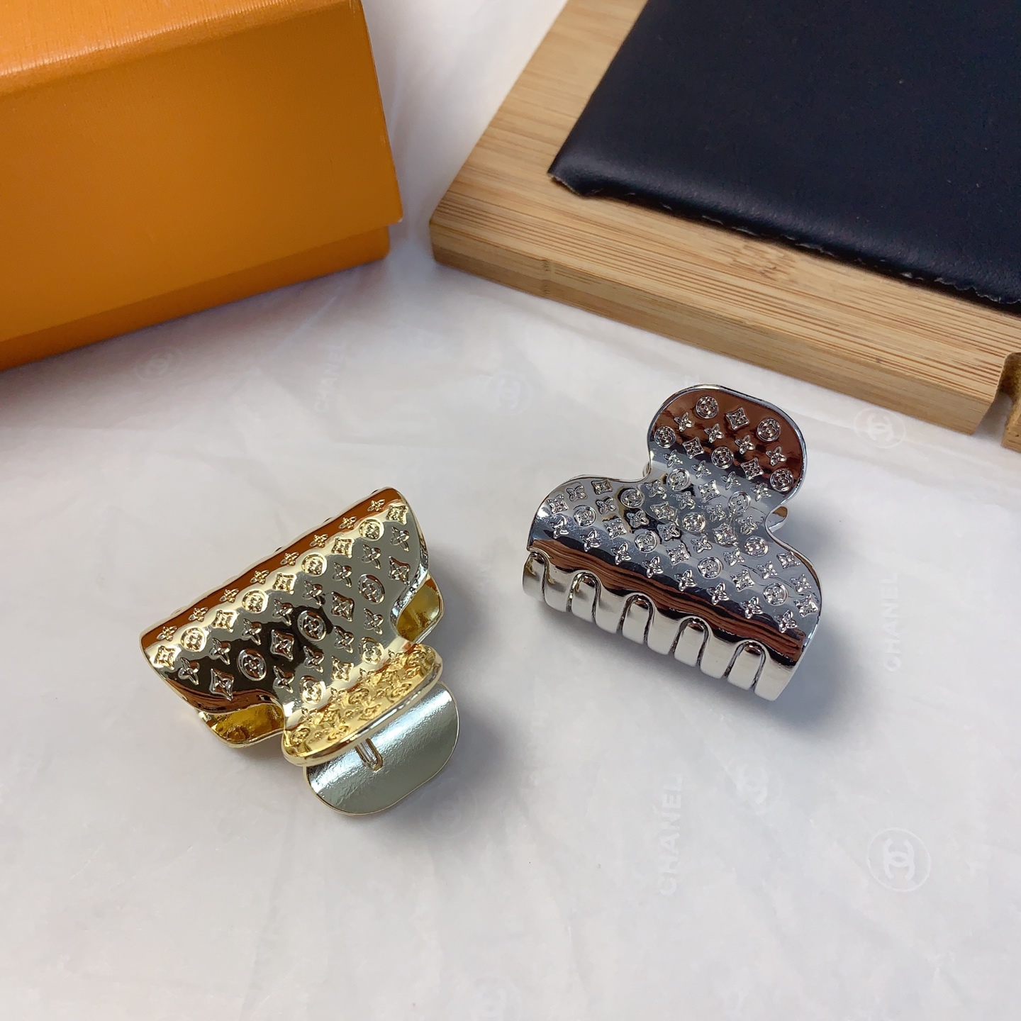  LV路易威登
驴牌发夹
🔥老花字母小抓夹气质百搭小仙女必入单品 宝藏款 闭眼入🥰推荐款（单个）