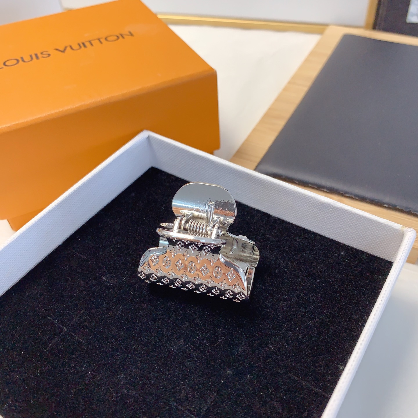  LV路易威登
驴牌发夹
🔥老花字母小抓夹气质百搭小仙女必入单品 宝藏款 闭眼入🥰推荐款（单个）