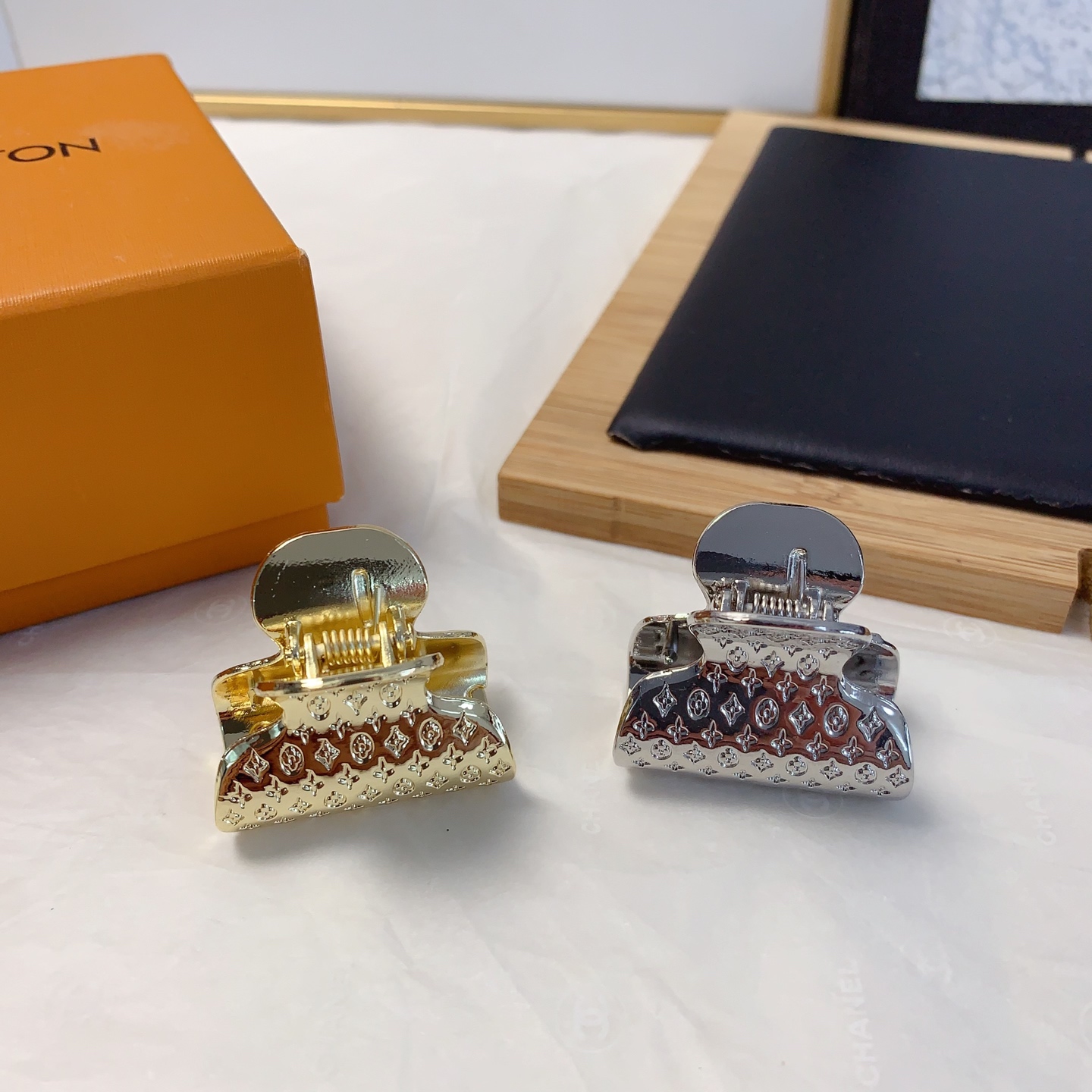  LV路易威登
驴牌发夹
🔥老花字母小抓夹气质百搭小仙女必入单品 宝藏款 闭眼入🥰推荐款（单个）