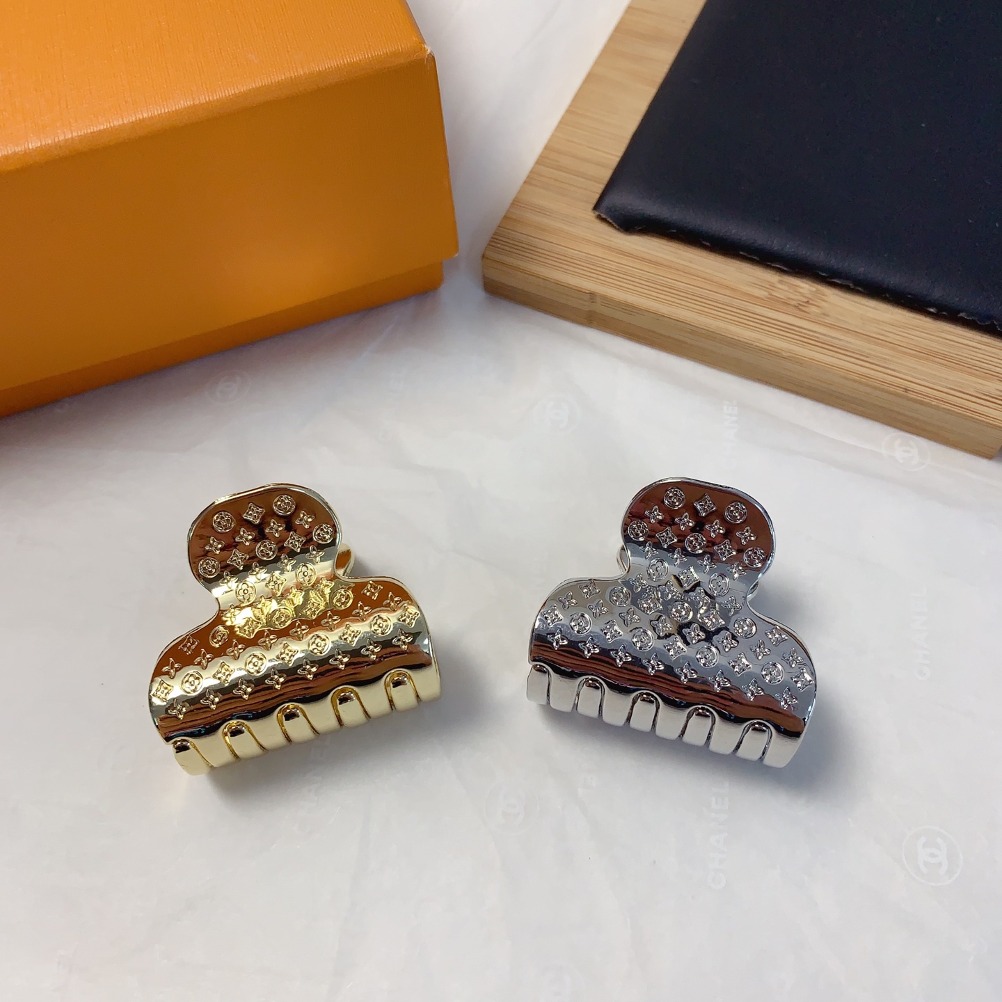  LV路易威登
驴牌发夹
🔥老花字母小抓夹气质百搭小仙女必入单品 宝藏款 闭眼入🥰推荐款（单个）