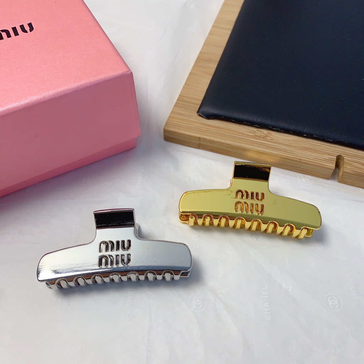  miumiu缪缪
miumiu发夹
光面字母发夹抓夹气质百搭小仙女必入单品 宝藏款 闭眼入🥰推荐款（单