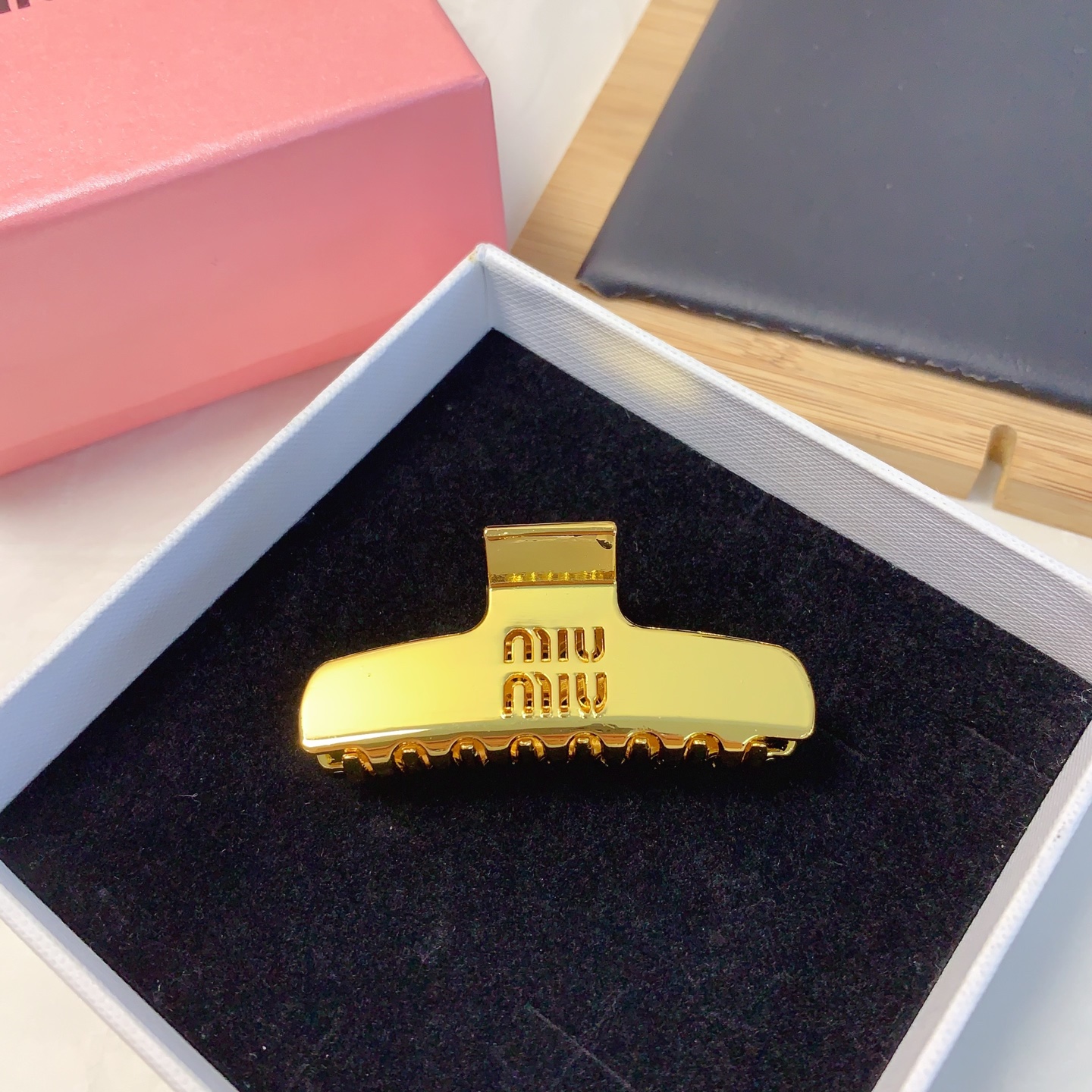  miumiu缪缪
miumiu发夹
光面字母发夹抓夹气质百搭小仙女必入单品 宝藏款 闭眼入🥰推荐款（单