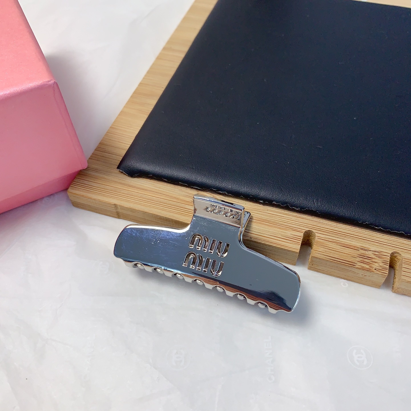  miumiu缪缪
miumiu发夹
光面字母发夹抓夹气质百搭小仙女必入单品 宝藏款 闭眼入🥰推荐款（单