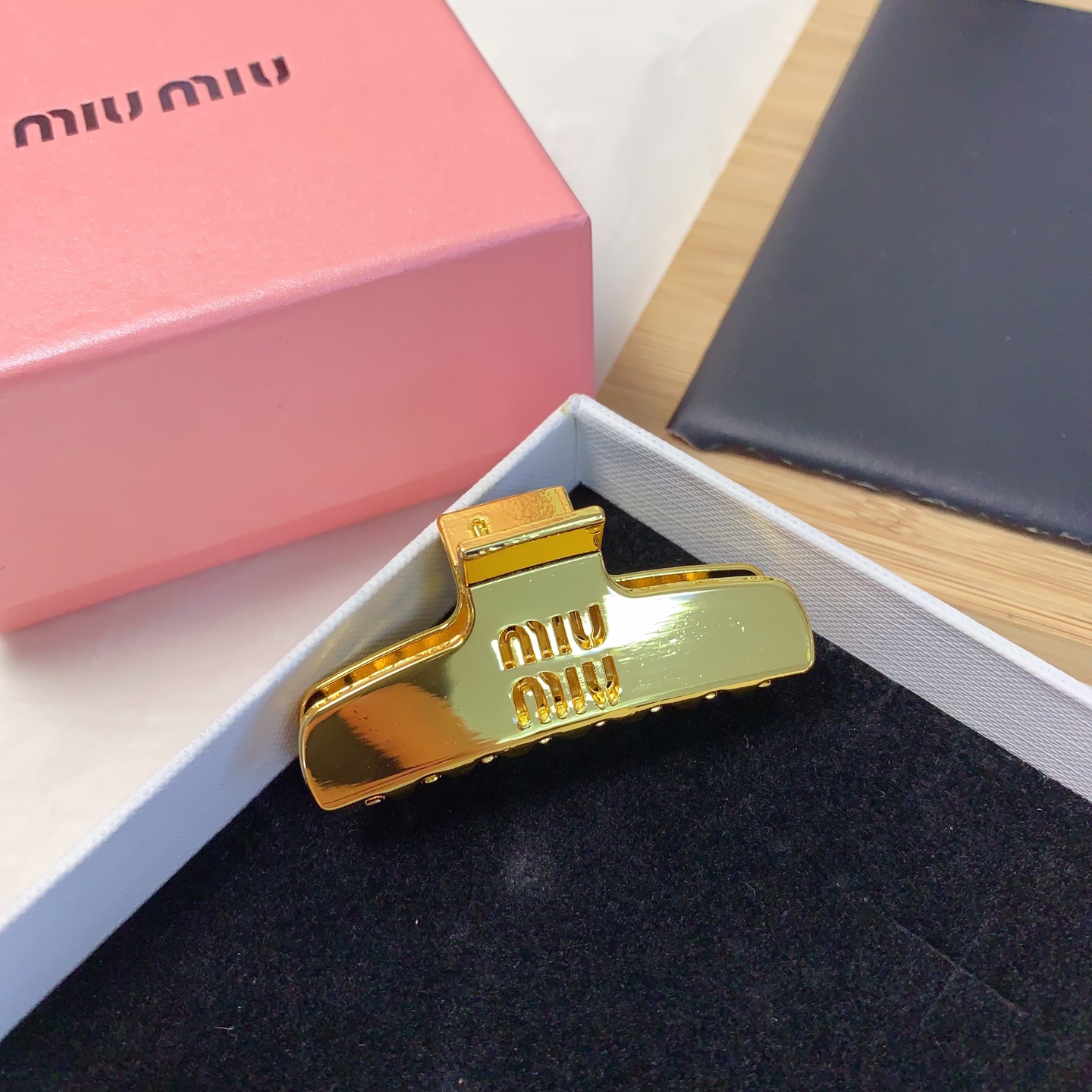  miumiu缪缪
miumiu发夹
光面字母发夹抓夹气质百搭小仙女必入单品 宝藏款 闭眼入🥰推荐款（单