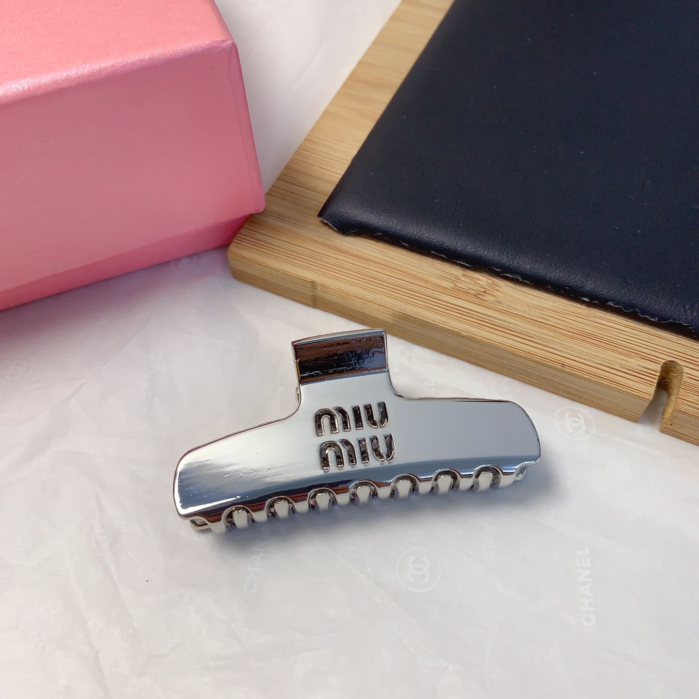  miumiu缪缪
miumiu发夹
光面字母发夹抓夹气质百搭小仙女必入单品 宝藏款 闭眼入🥰推荐款（单