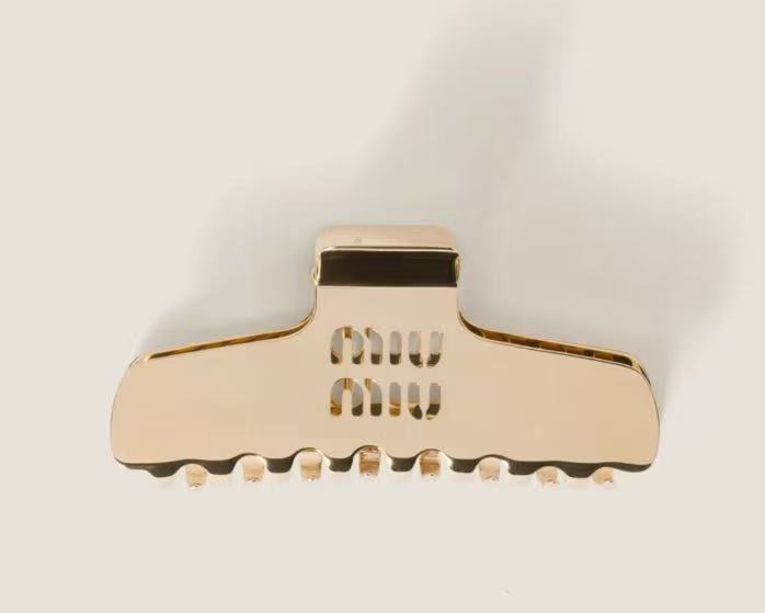  miumiu缪缪
miumiu发夹
光面字母发夹抓夹气质百搭小仙女必入单品 宝藏款 闭眼入🥰推荐款（单