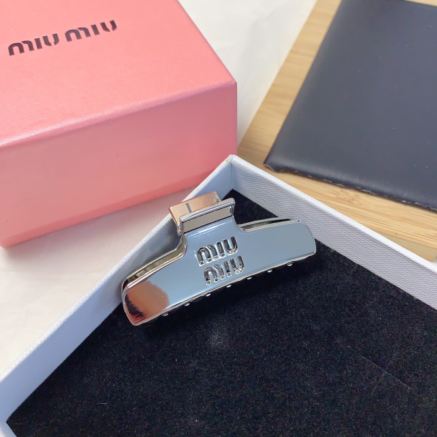  miumiu缪缪
miumiu发夹
光面字母发夹抓夹气质百搭小仙女必入单品 宝藏款 闭眼入🥰推荐款（单