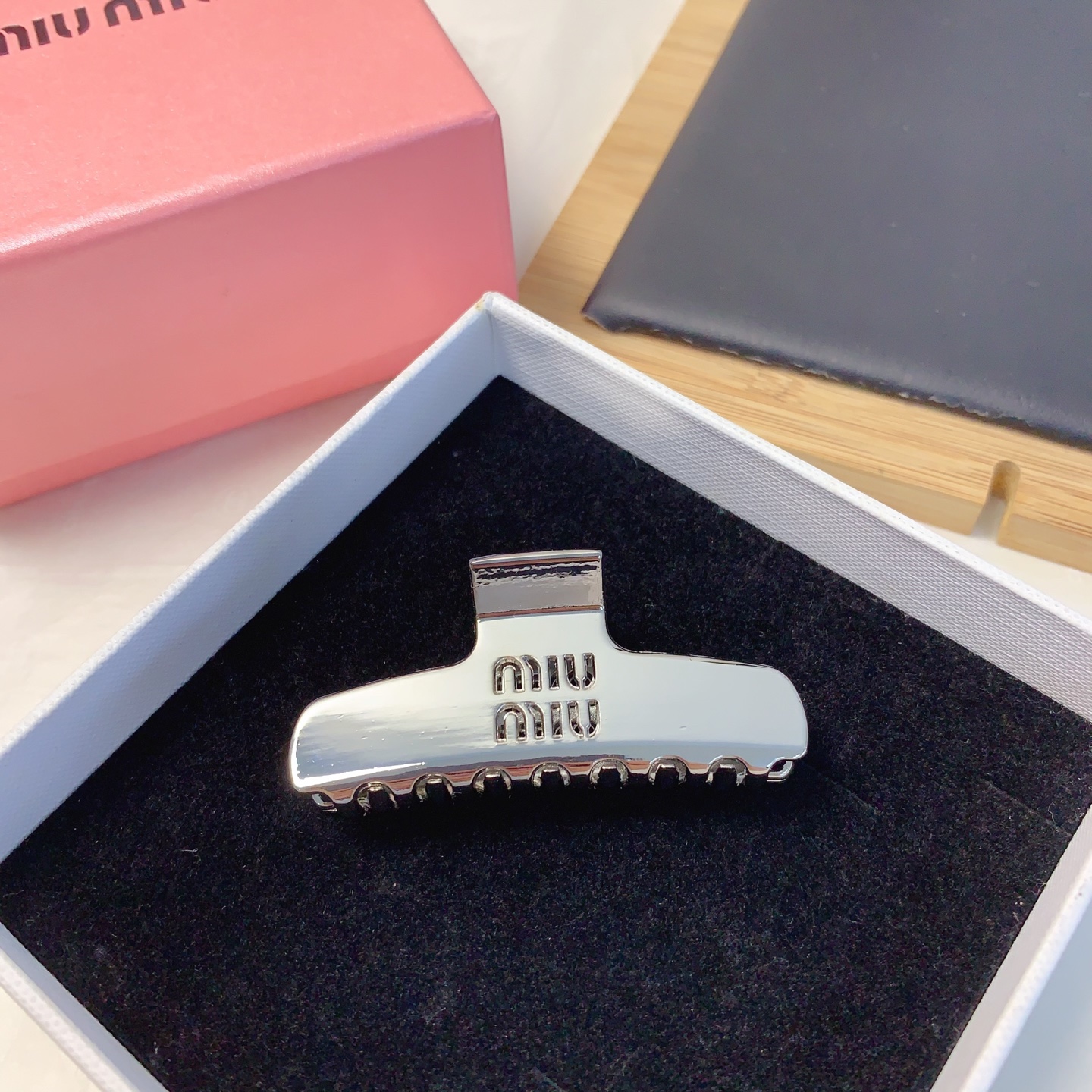  miumiu缪缪
miumiu发夹
光面字母发夹抓夹气质百搭小仙女必入单品 宝藏款 闭眼入🥰推荐款（单