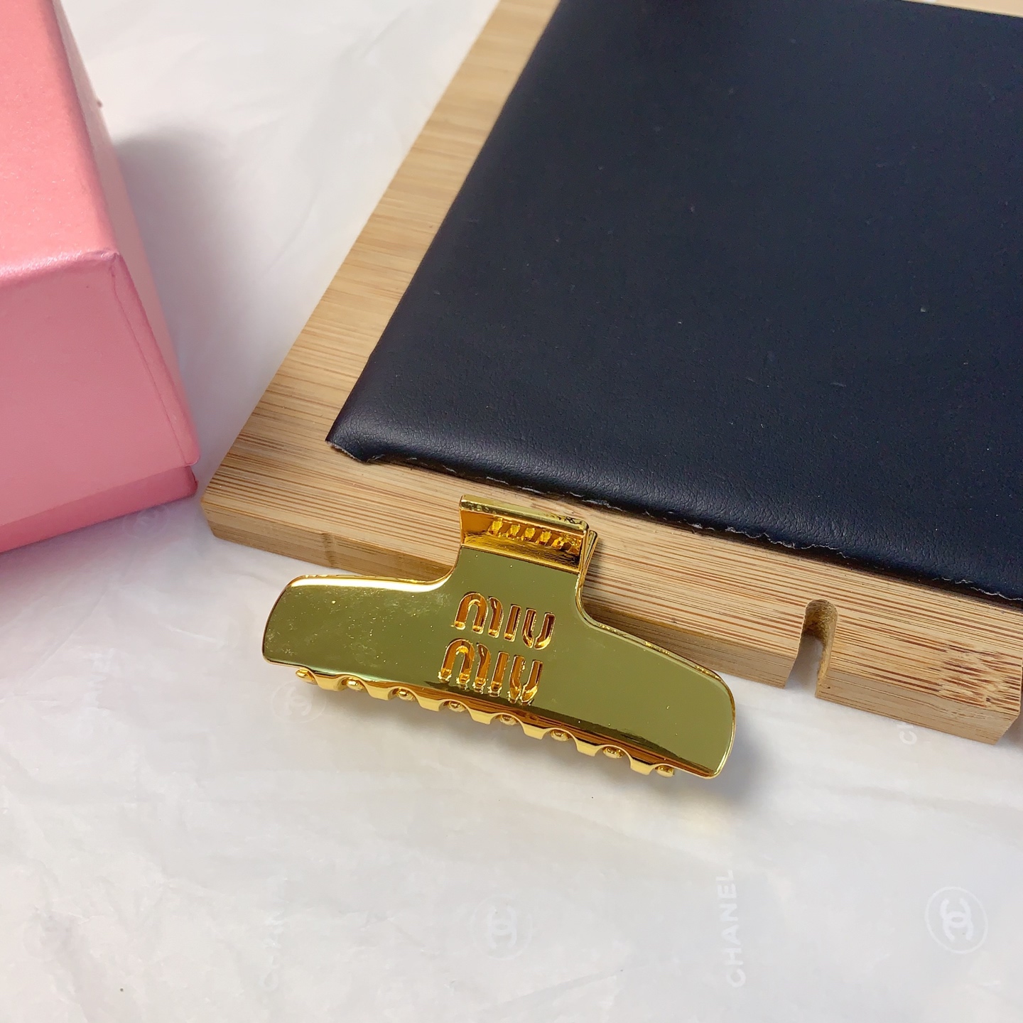  miumiu缪缪
miumiu发夹
光面字母发夹抓夹气质百搭小仙女必入单品 宝藏款 闭眼入🥰推荐款（单