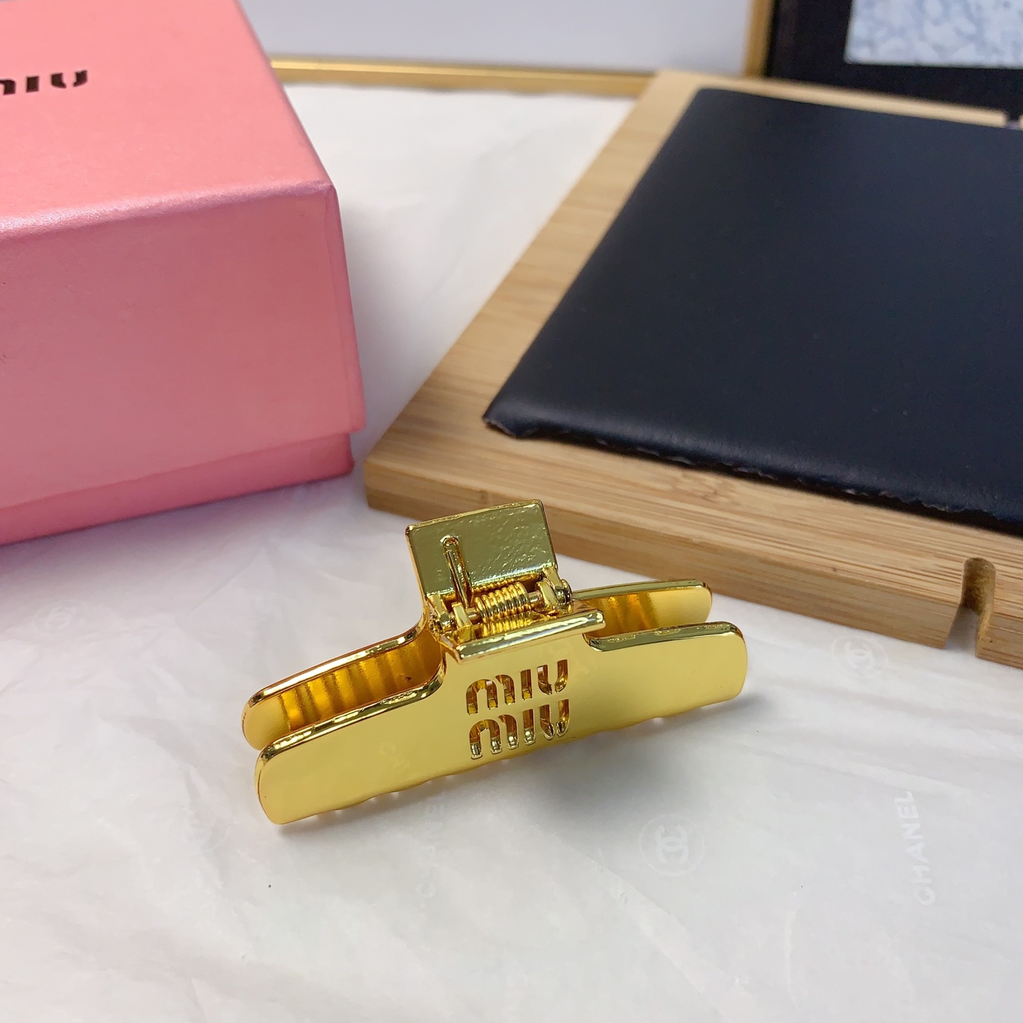  miumiu缪缪
miumiu发夹
光面字母发夹抓夹气质百搭小仙女必入单品 宝藏款 闭眼入🥰推荐款（单