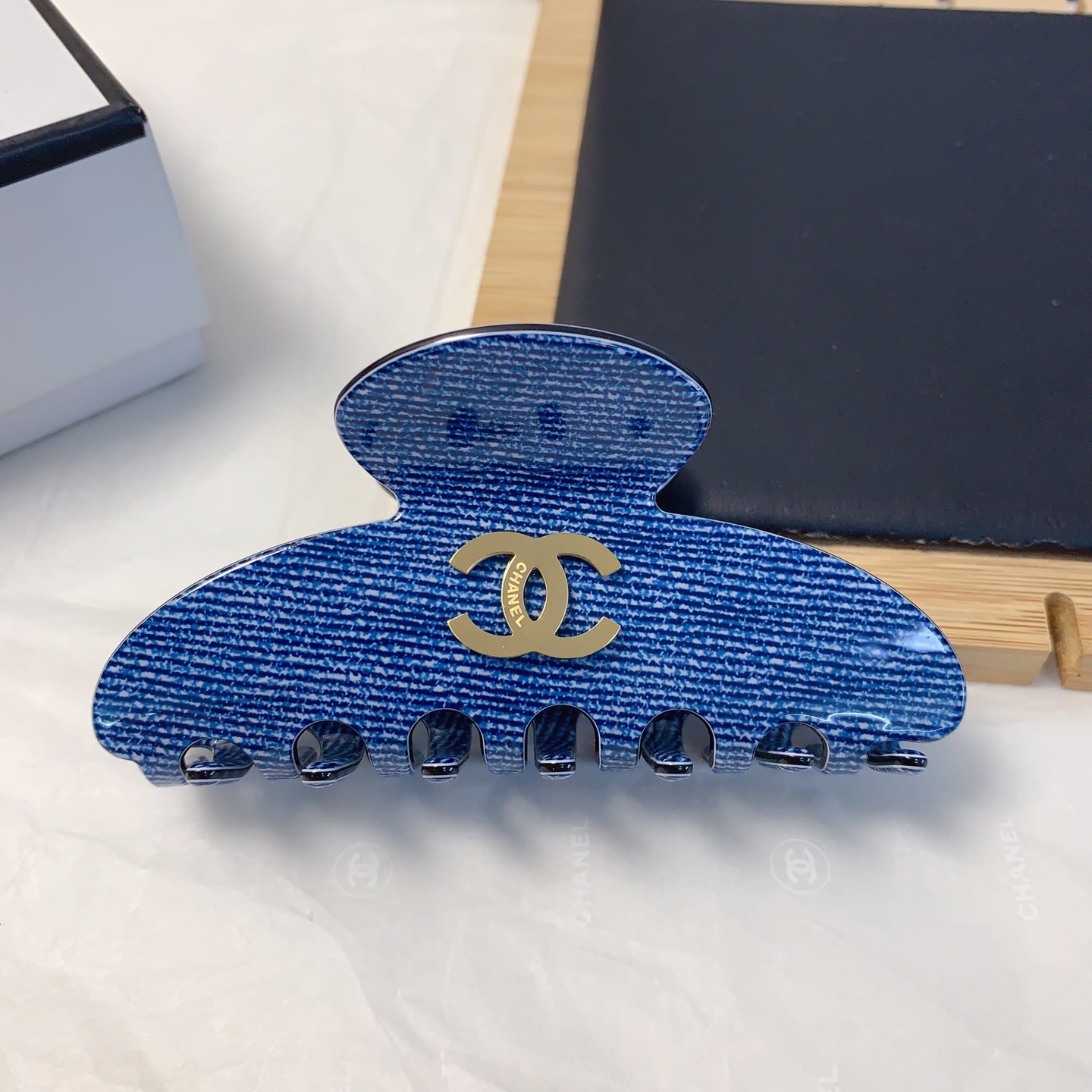  chanel小香
chanel发夹
醋酸钛钢logo抓夹 气质百搭 日常精致小单品 小仙女必入单品 宝