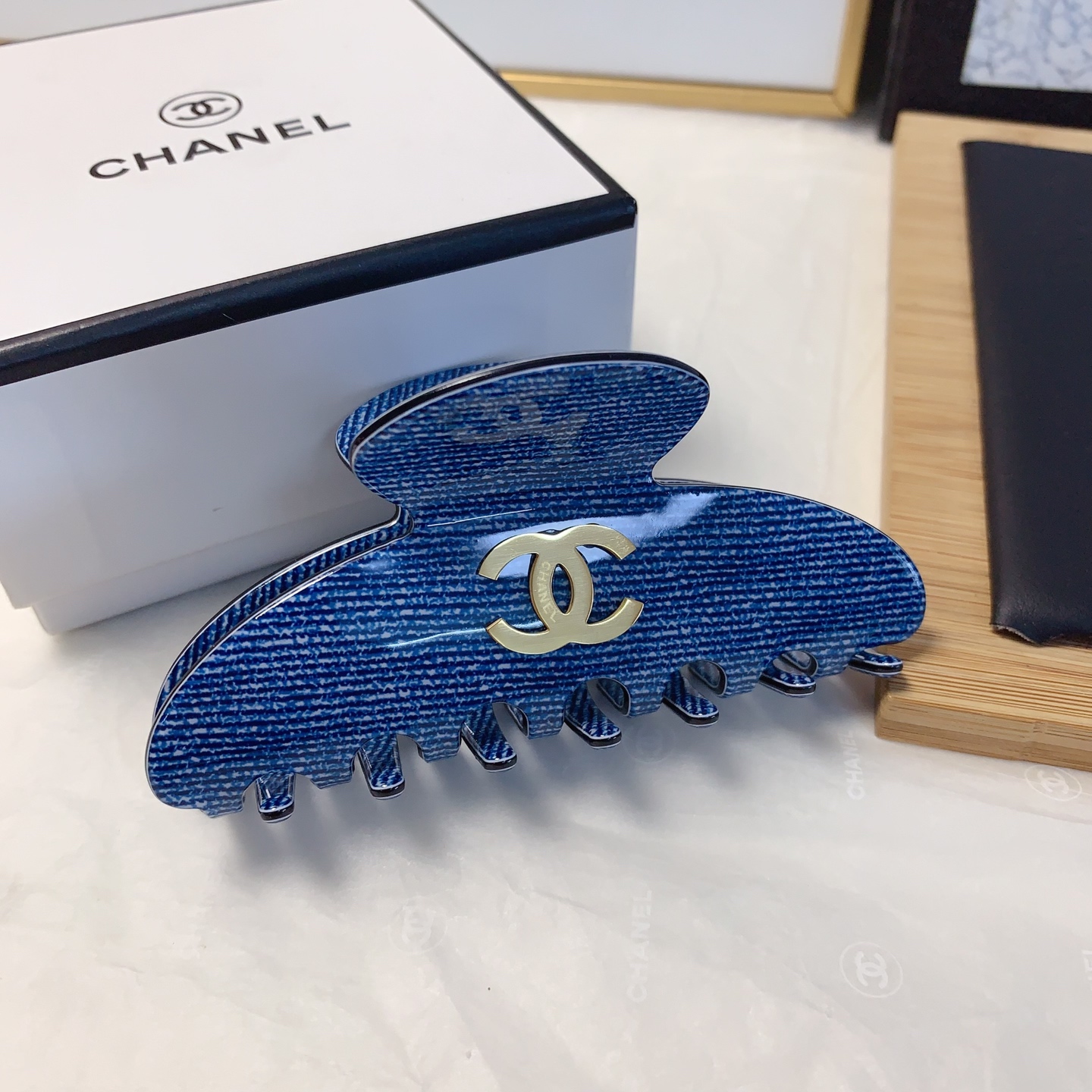  chanel小香
chanel发夹
醋酸钛钢logo抓夹 气质百搭 日常精致小单品 小仙女必入单品 宝