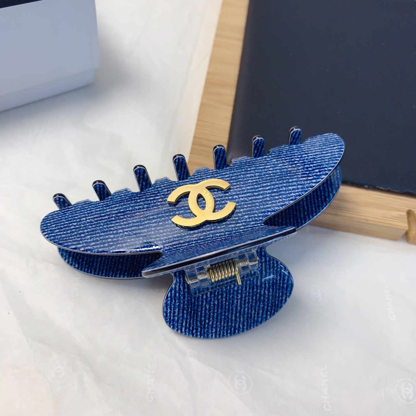  chanel小香
chanel发夹
醋酸钛钢logo抓夹 气质百搭 日常精致小单品 小仙女必入单品 宝