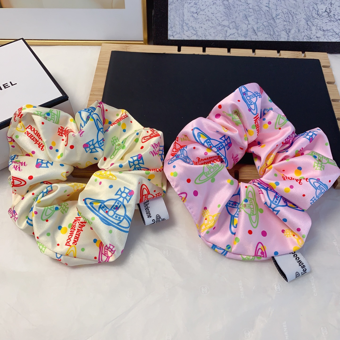 Vivienne Westwood, coletero de Saturno con diseño de platillo volante, elegante y versátil, accesorio diario exquisito,…