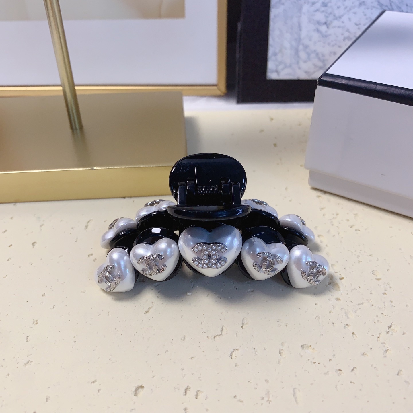 Chanel pequeño Chanel pinza para el cabello pinza de corazón 💟 logo de perlas, elegante y versátil, pequeño accesorio …