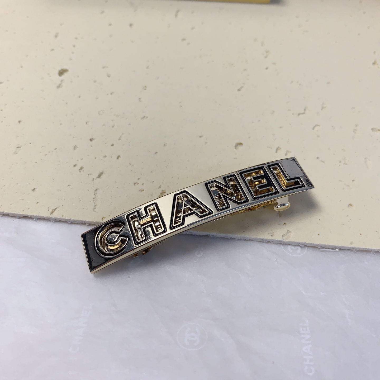  chanel小香
chanel发夹
滴油镂空字母发夹压夹弹簧夹气质百搭小仙女必入单品 宝藏款 闭眼入🥰