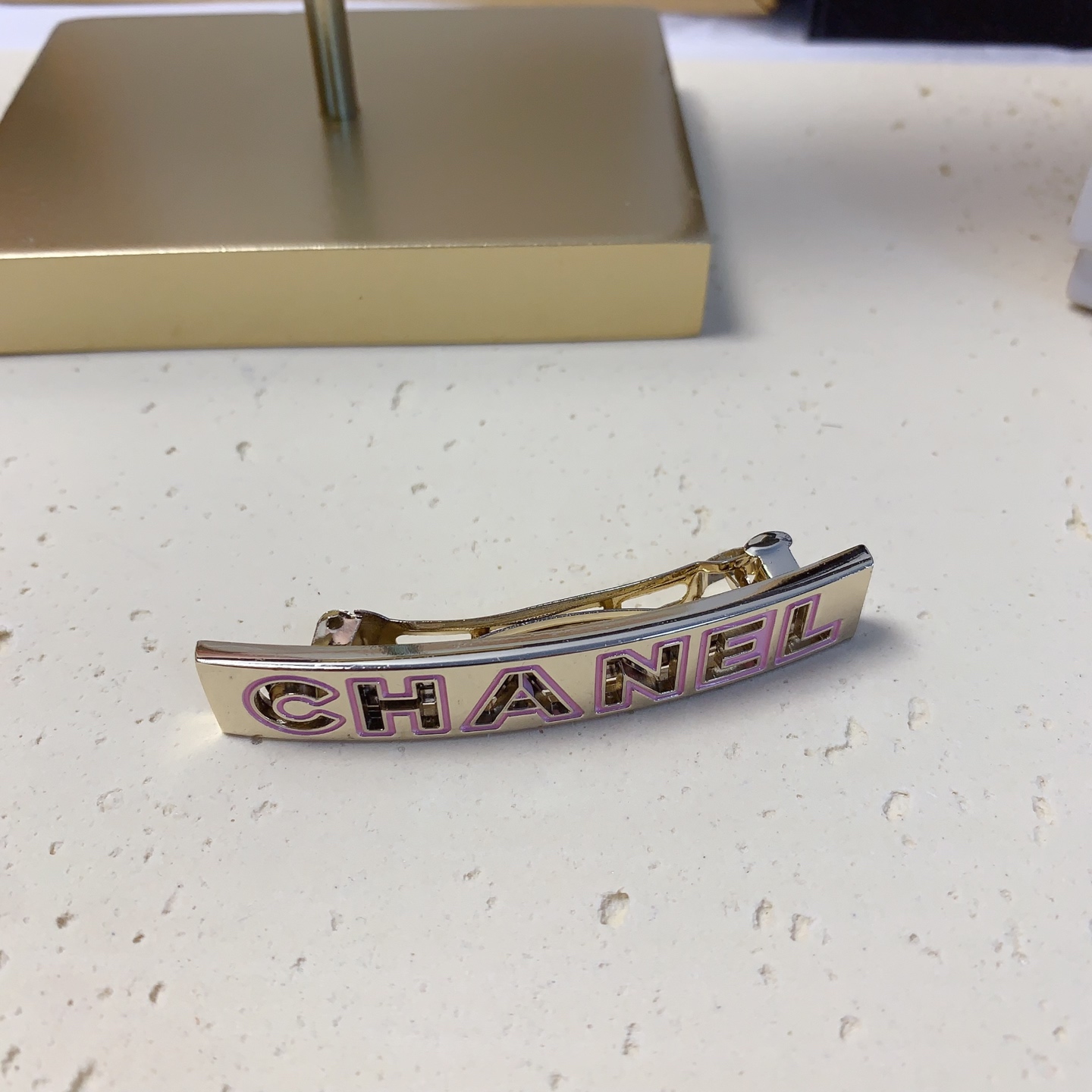  chanel小香
chanel发夹
滴油镂空字母发夹压夹弹簧夹气质百搭小仙女必入单品 宝藏款 闭眼入🥰