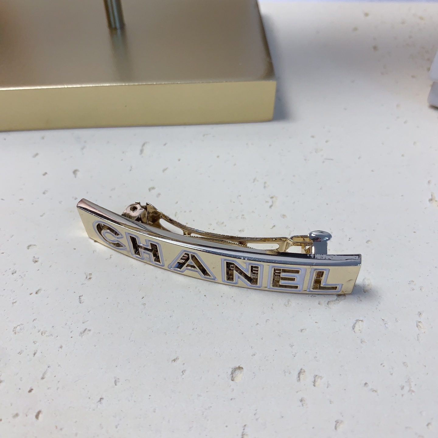  chanel小香
chanel发夹
滴油镂空字母发夹压夹弹簧夹气质百搭小仙女必入单品 宝藏款 闭眼入🥰