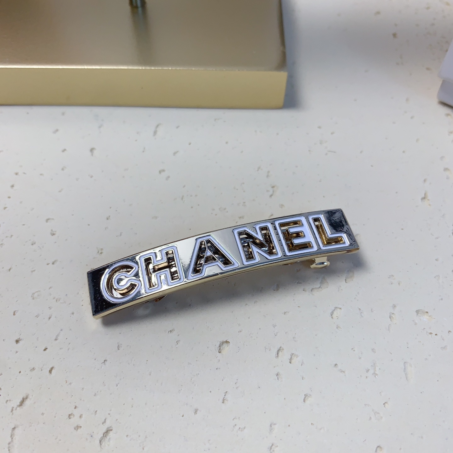  chanel小香
chanel发夹
滴油镂空字母发夹压夹弹簧夹气质百搭小仙女必入单品 宝藏款 闭眼入🥰