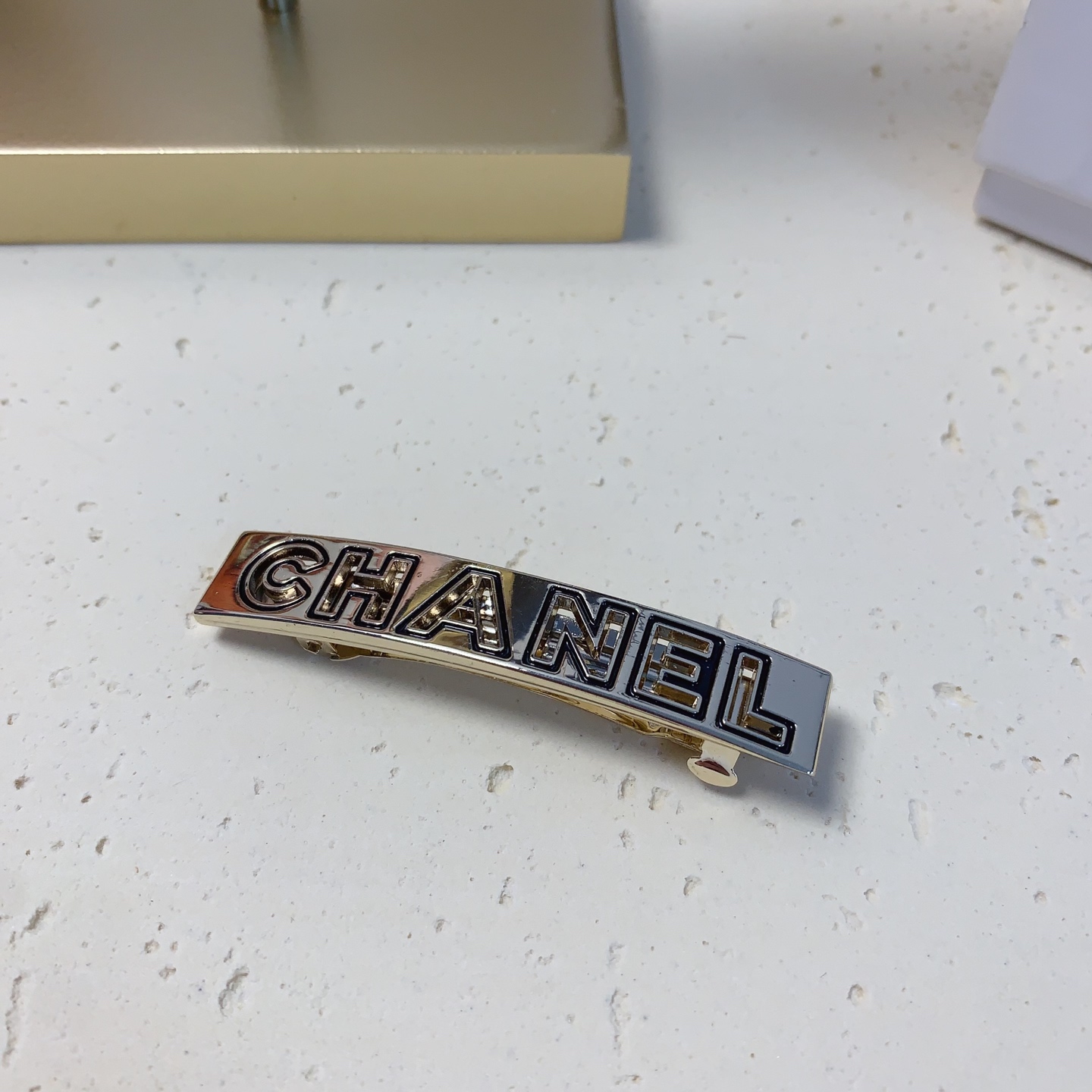  chanel小香
chanel发夹
滴油镂空字母发夹压夹弹簧夹气质百搭小仙女必入单品 宝藏款 闭眼入🥰