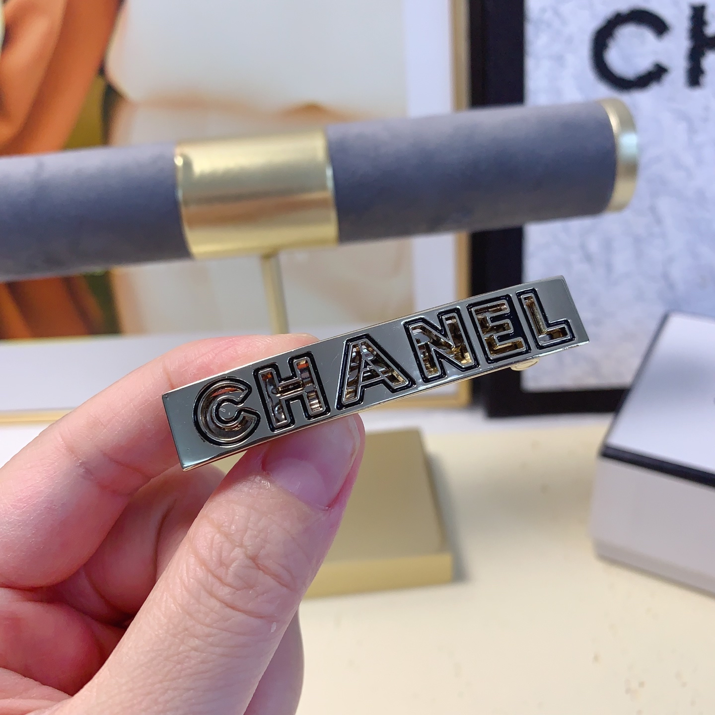  chanel小香
chanel发夹
滴油镂空字母发夹压夹弹簧夹气质百搭小仙女必入单品 宝藏款 闭眼入🥰