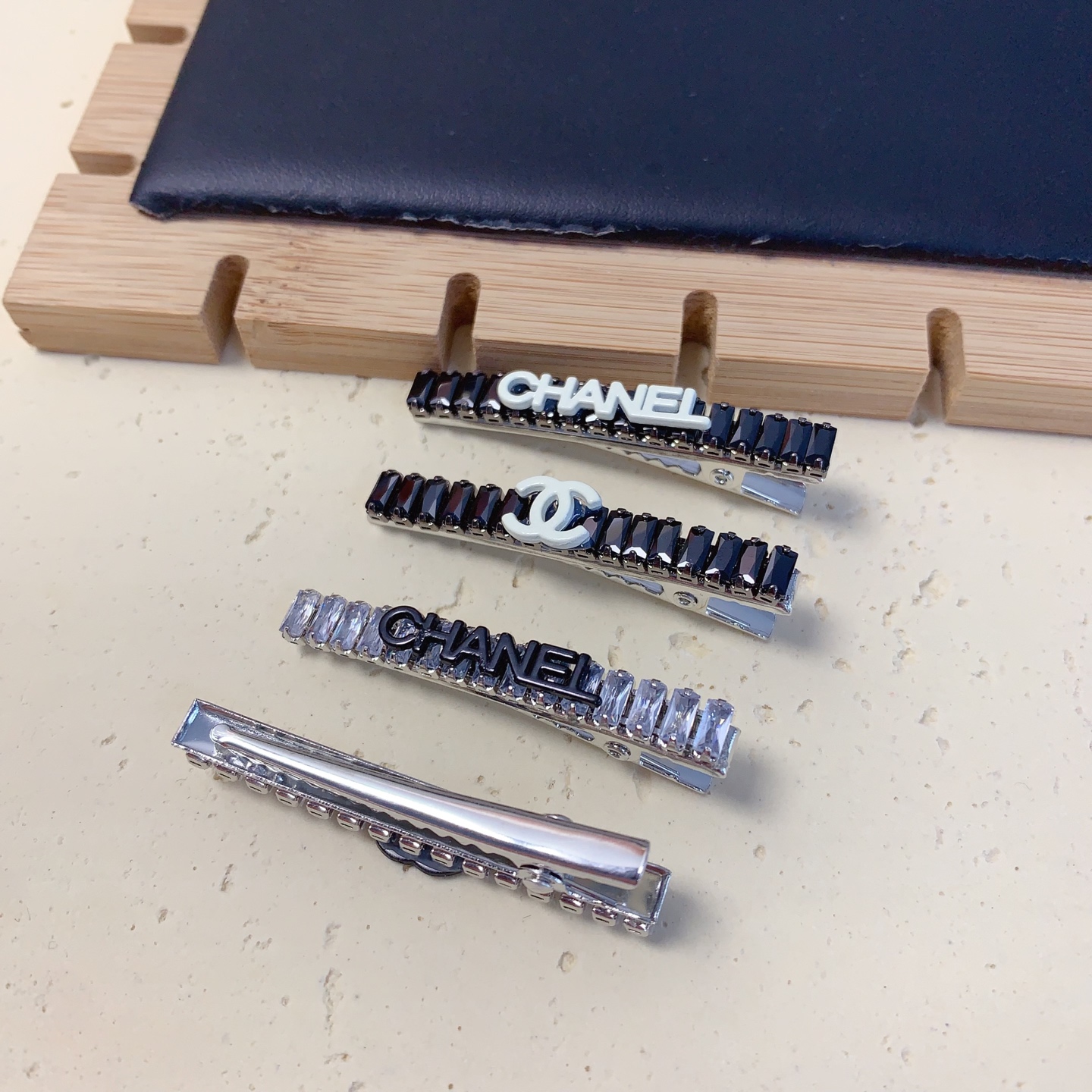  chanel小香
chanel发夹
捷克钻l字母压夹边夹日常精致小单品 气质百搭小仙女必入单品 宝藏款
