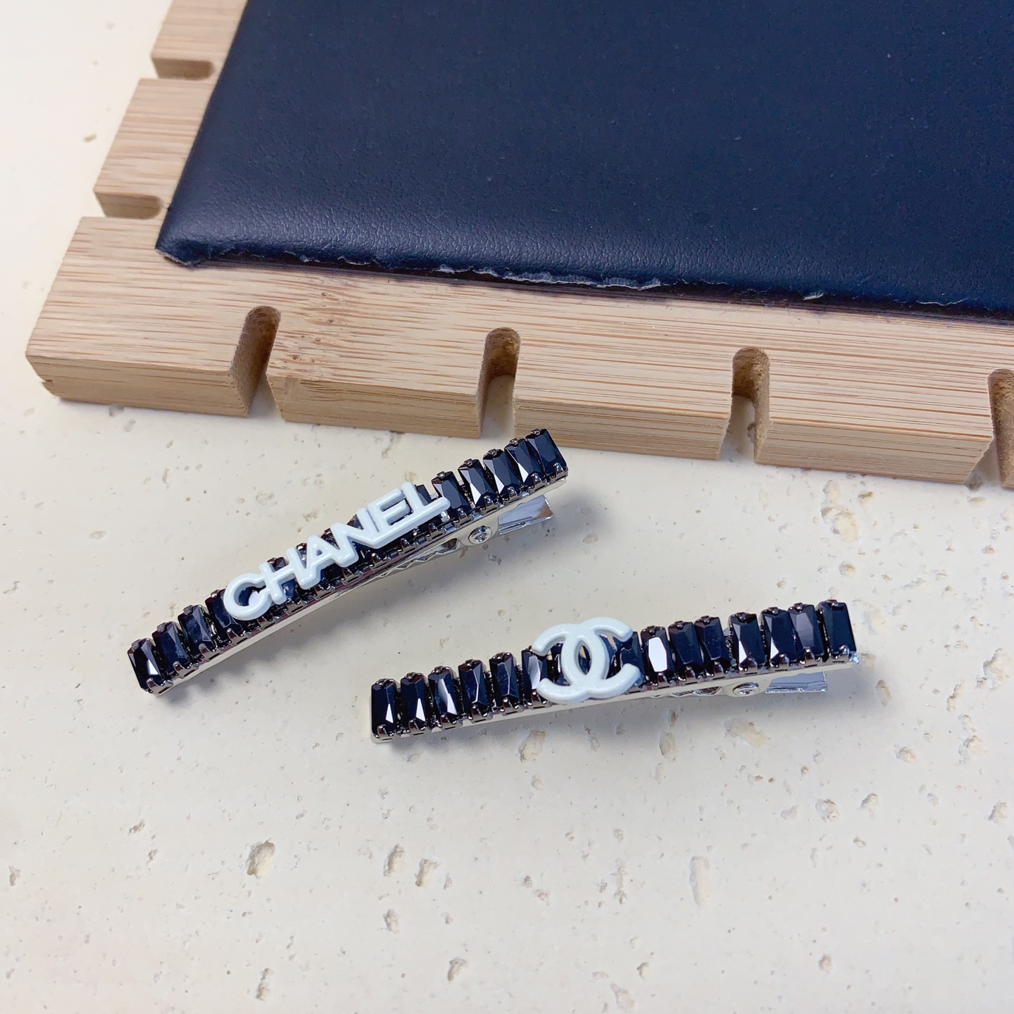  chanel小香
chanel发夹
捷克钻l字母压夹边夹日常精致小单品 气质百搭小仙女必入单品 宝藏款