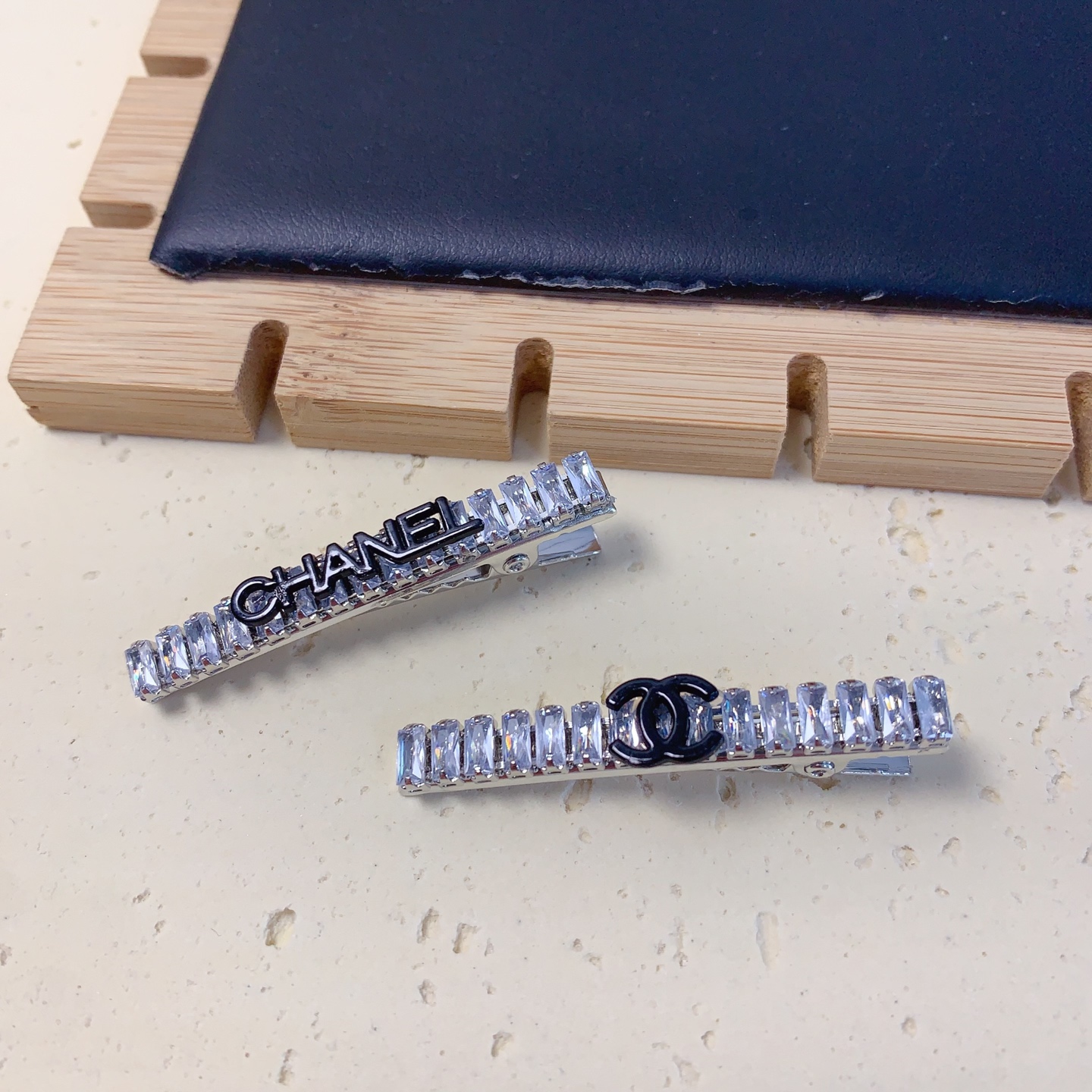  chanel小香
chanel发夹
捷克钻l字母压夹边夹日常精致小单品 气质百搭小仙女必入单品 宝藏款