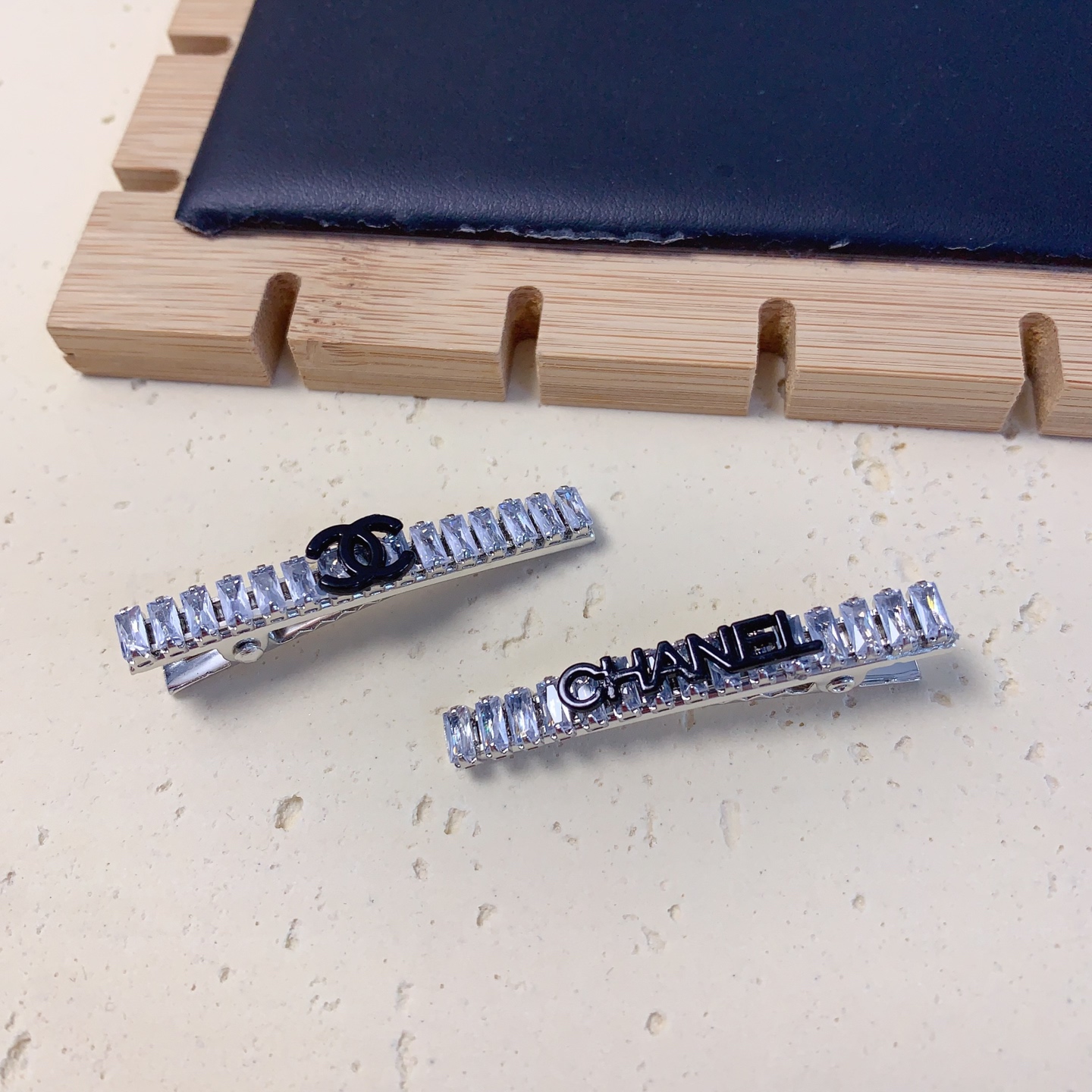  chanel小香
chanel发夹
捷克钻l字母压夹边夹日常精致小单品 气质百搭小仙女必入单品 宝藏款