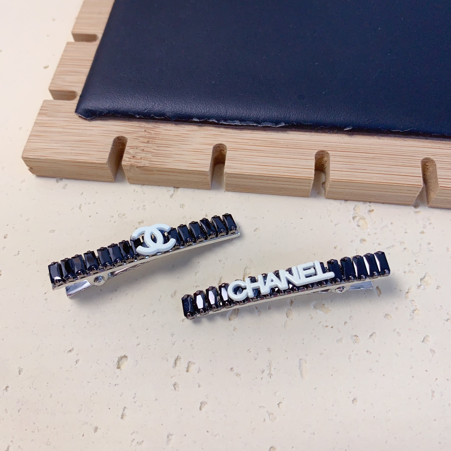  chanel小香
chanel发夹
捷克钻l字母压夹边夹日常精致小单品 气质百搭小仙女必入单品 宝藏款