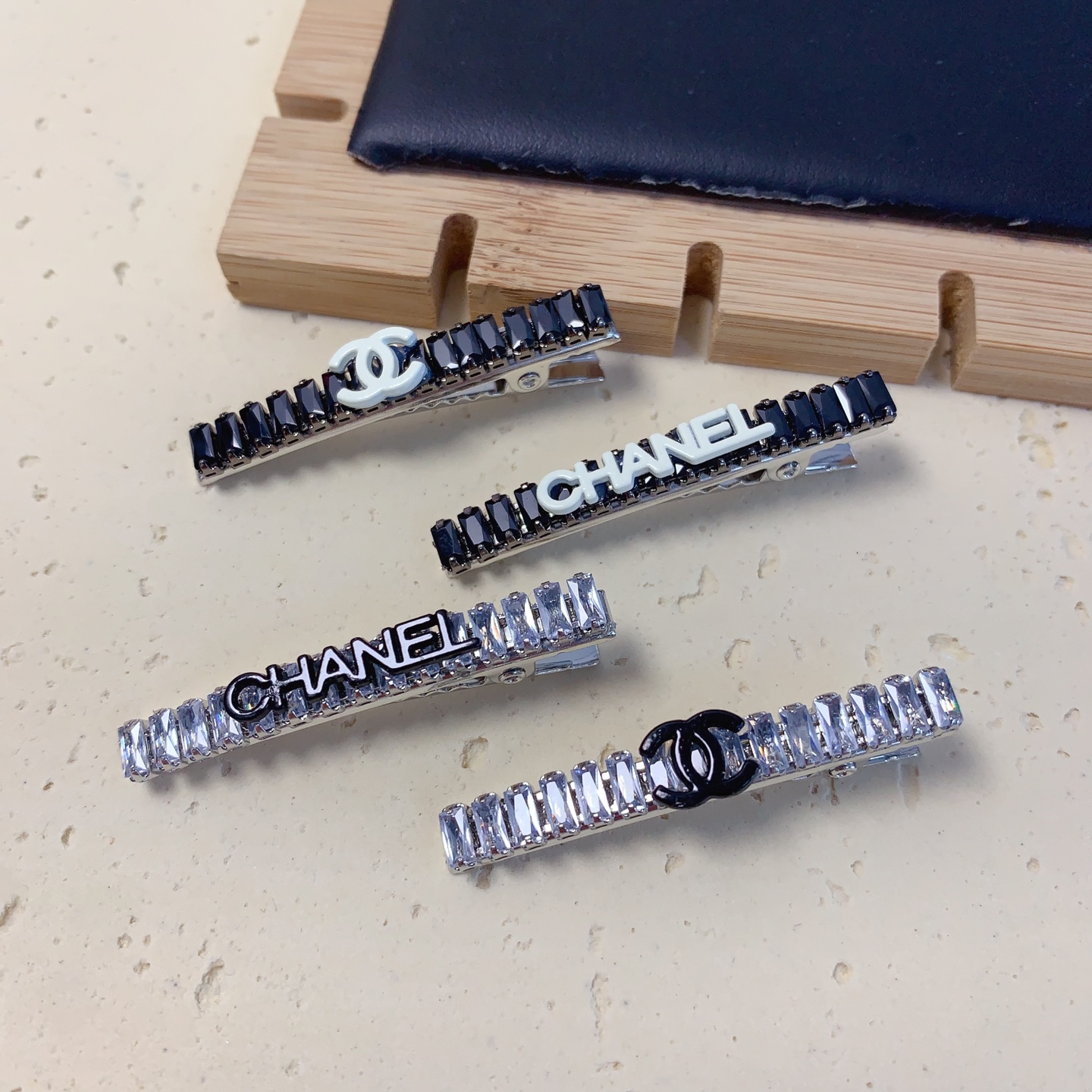  chanel小香
chanel发夹
捷克钻l字母压夹边夹日常精致小单品 气质百搭小仙女必入单品 宝藏款