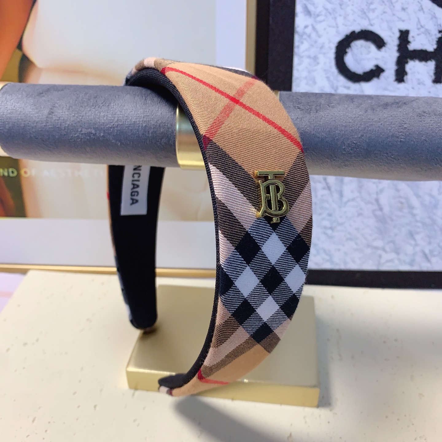  Burberry巴宝莉
巴宝莉 发箍
经典格子轻奢风发箍气质百搭小仙女必入单品名媛风十足～宝藏款 闭眼