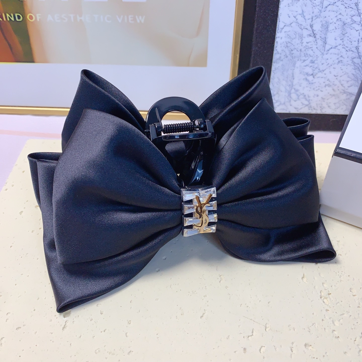  chanel小香
celine赛琳
miumiu缪缪
YSL圣罗兰
缎面捷克钻钛钢logo蝴蝶结抓夹气