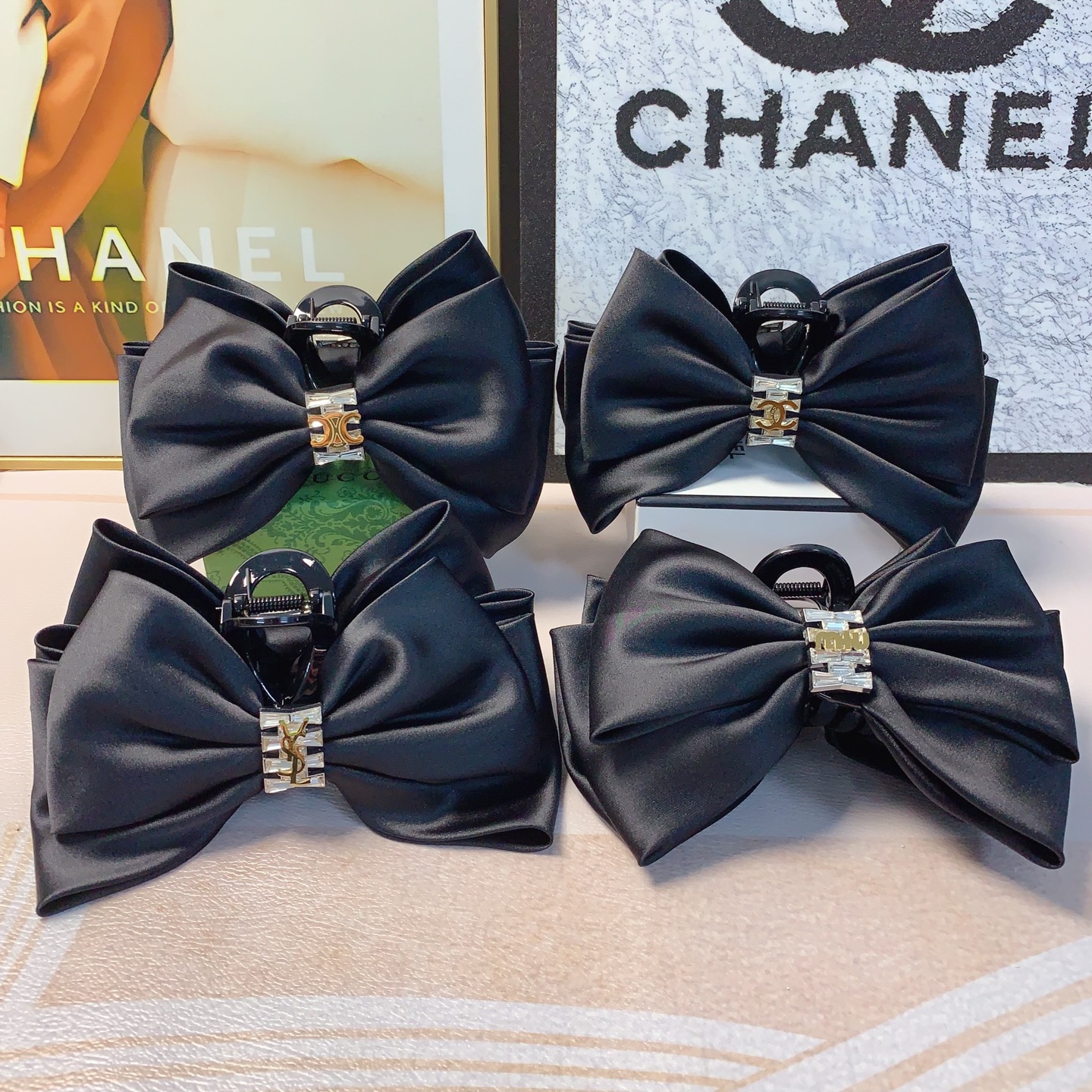  chanel小香
celine赛琳
miumiu缪缪
YSL圣罗兰
缎面捷克钻钛钢logo蝴蝶结抓夹气