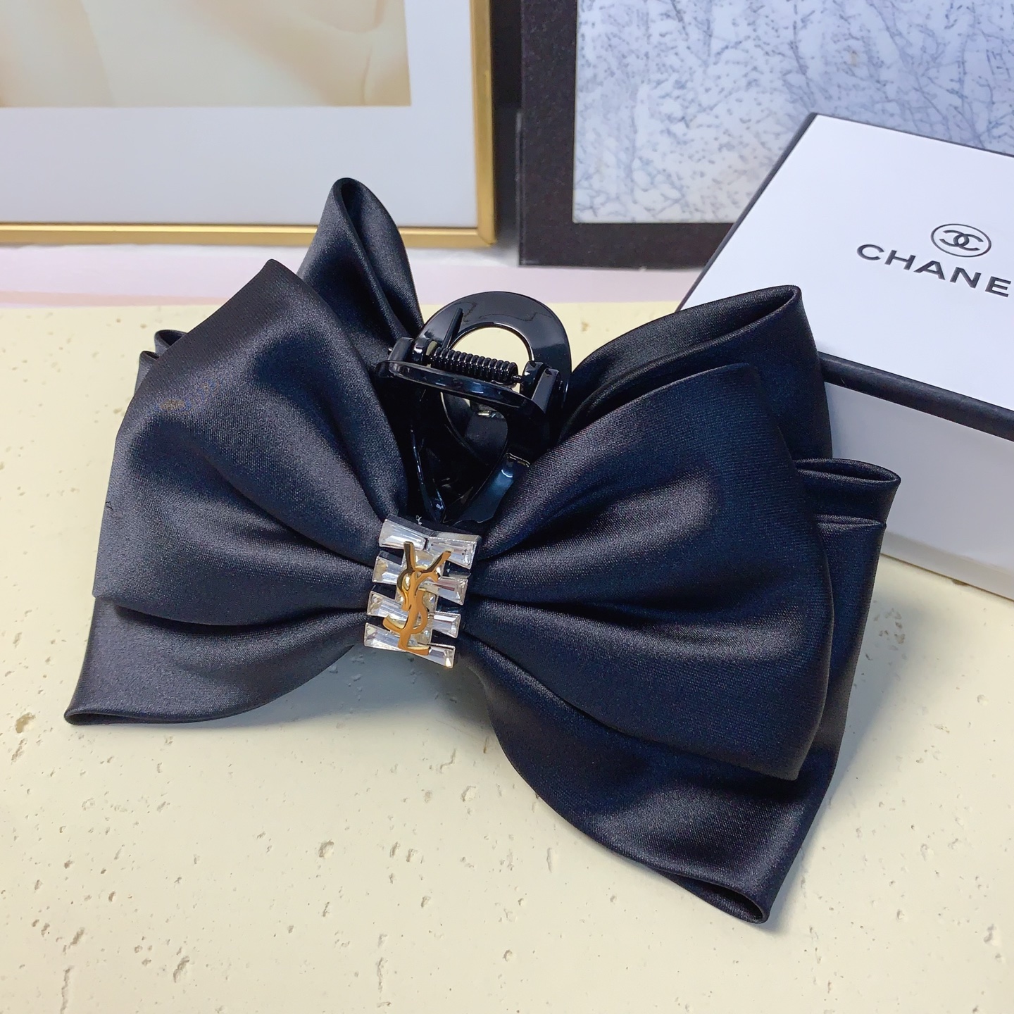  chanel小香
celine赛琳
miumiu缪缪
YSL圣罗兰
缎面捷克钻钛钢logo蝴蝶结抓夹气