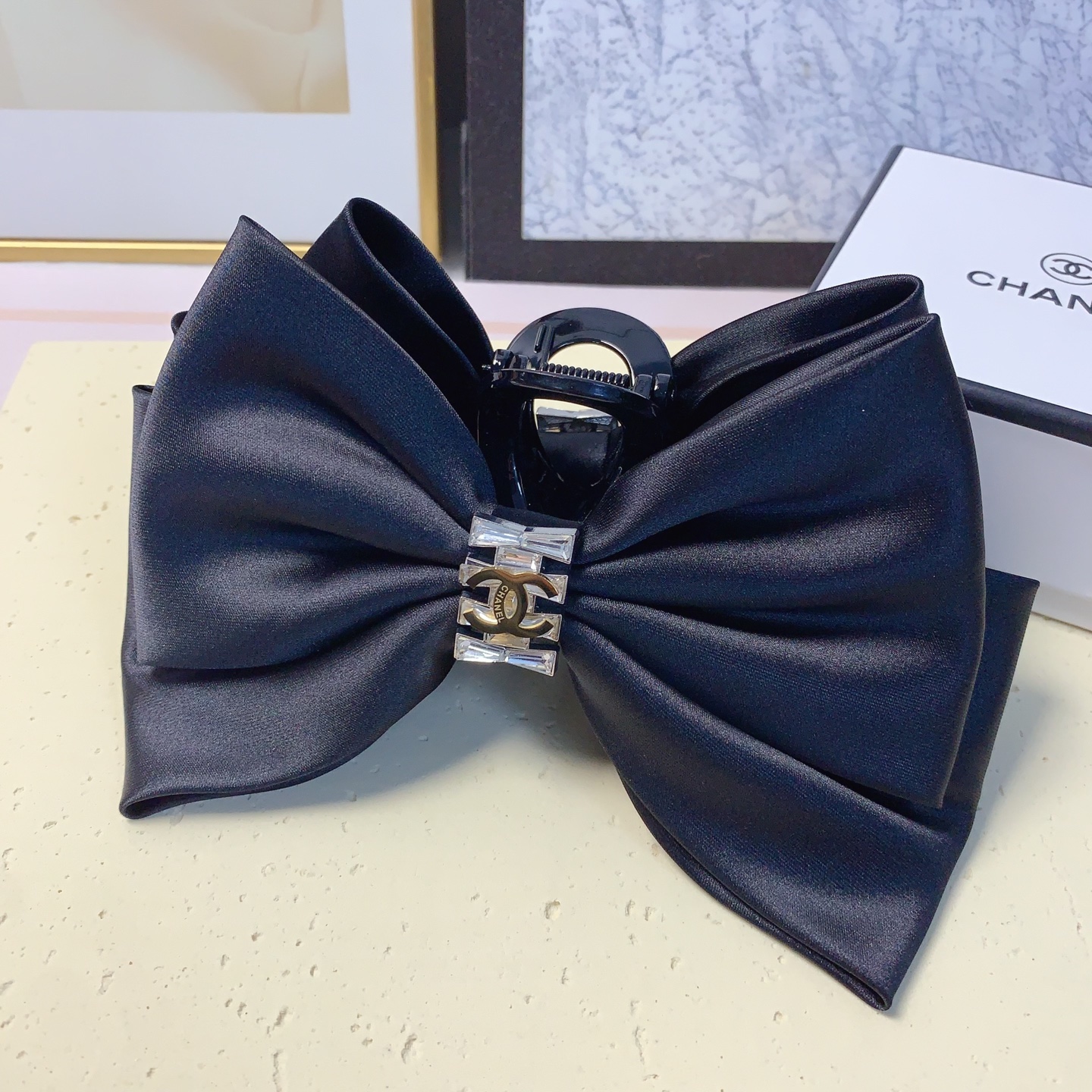  chanel小香
celine赛琳
miumiu缪缪
YSL圣罗兰
缎面捷克钻钛钢logo蝴蝶结抓夹气