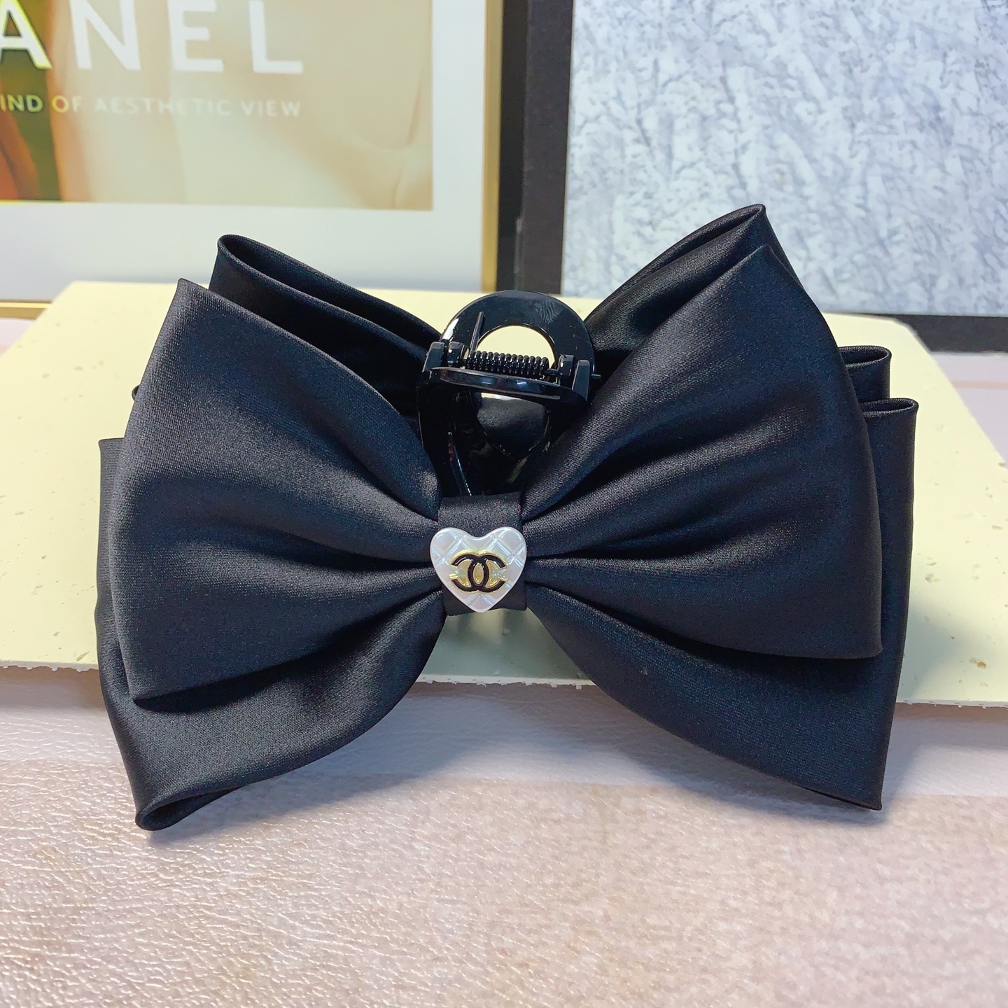  chanel小香
chanel发夹
缎面蝴蝶结抓夹气质百搭日常精致小单品 小仙女必入单品 宝藏款 闭眼
