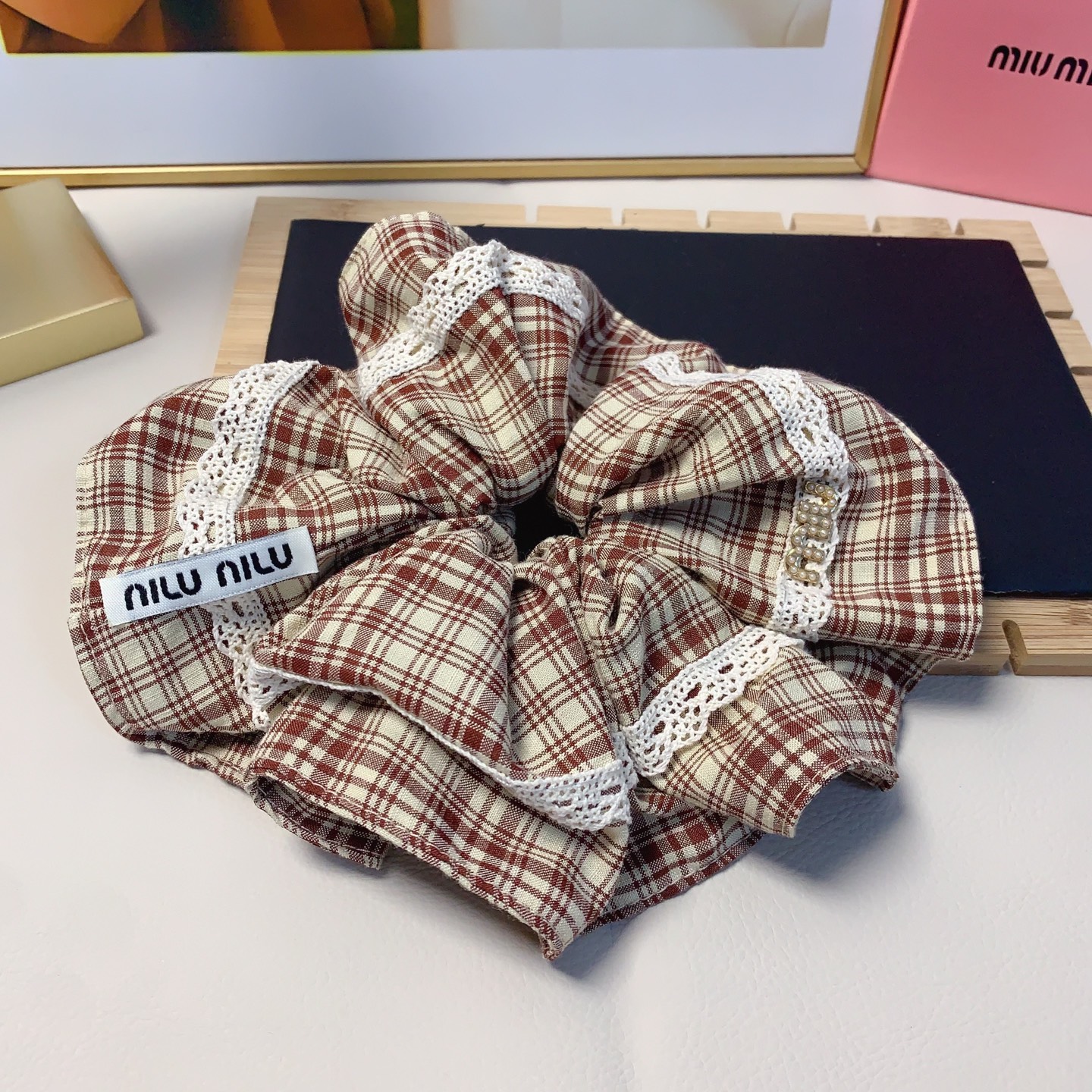  miumiu缪缪
miumiu发圈
格子勾花珍珠logo皮筋发圈 气质百搭小仙女必入单品 宝藏款 闭眼