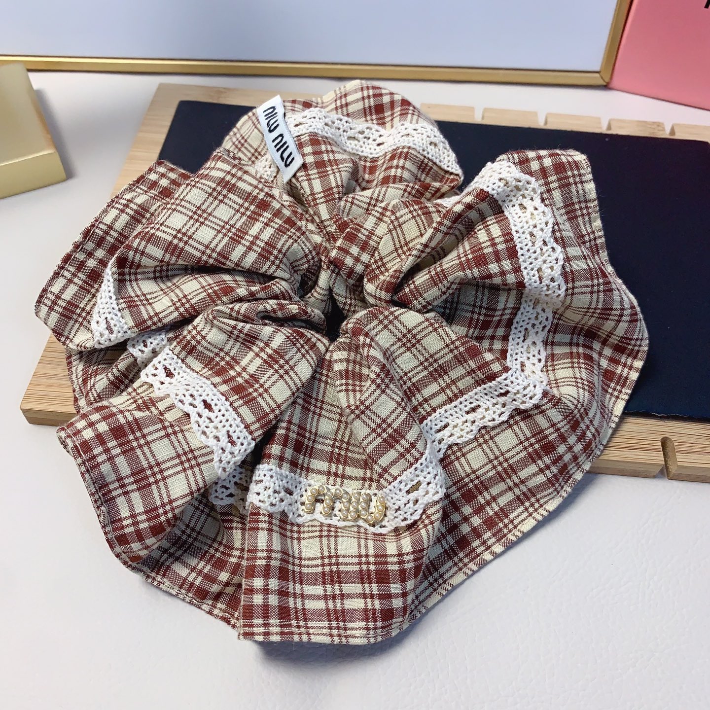  miumiu缪缪
miumiu发圈
格子勾花珍珠logo皮筋发圈 气质百搭小仙女必入单品 宝藏款 闭眼