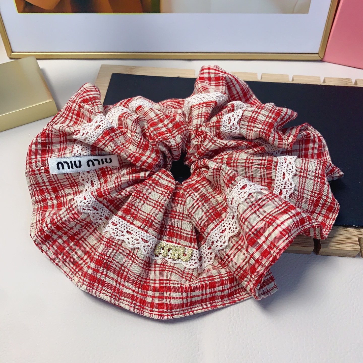  miumiu缪缪
miumiu发圈
格子勾花珍珠logo皮筋发圈 气质百搭小仙女必入单品 宝藏款 闭眼